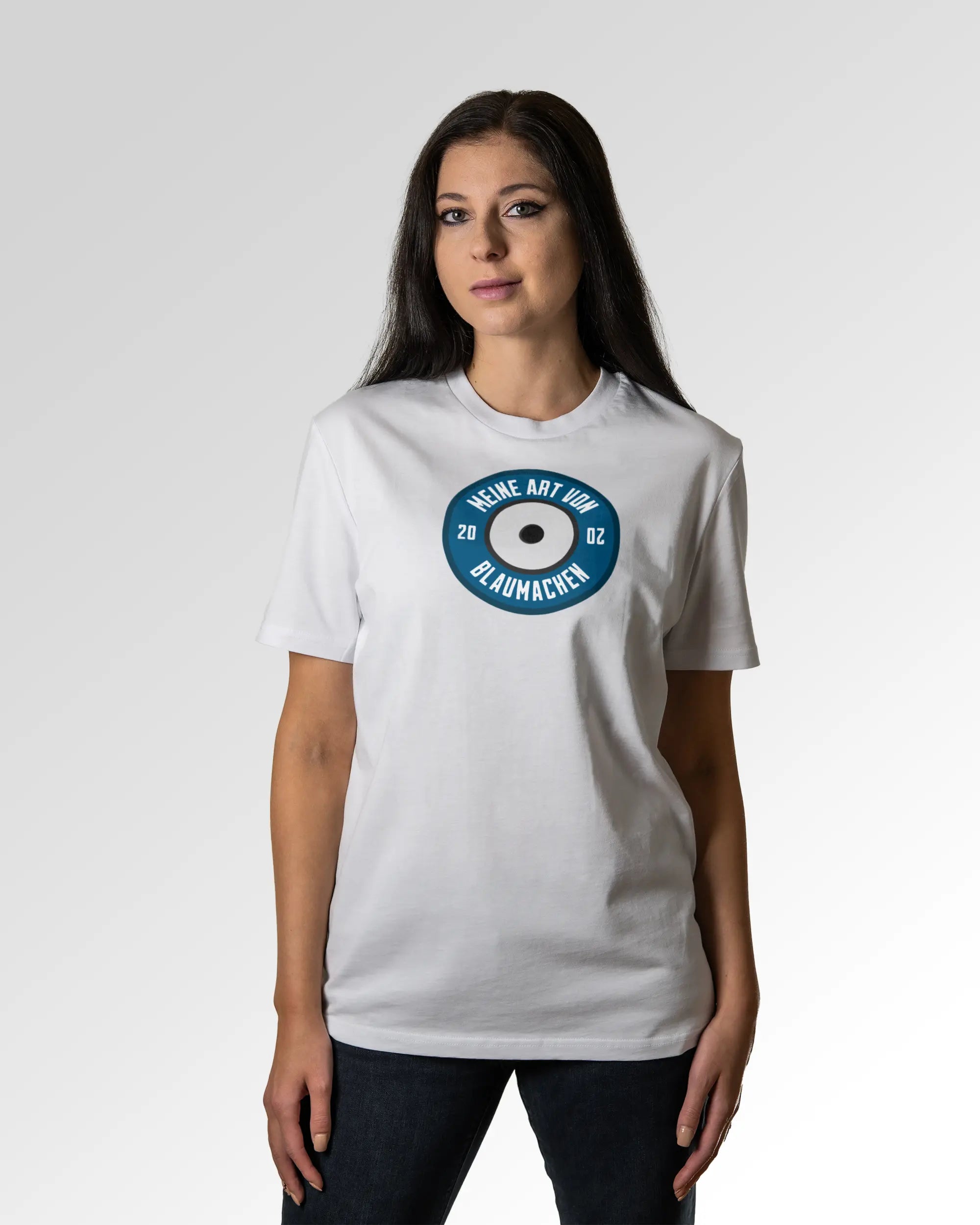 Sekundärer Modelshot der Druckseite des Organic Unisex T-Shirts von Maondo im Casual Fit mit dem Design Blaumachen in der Farbe White