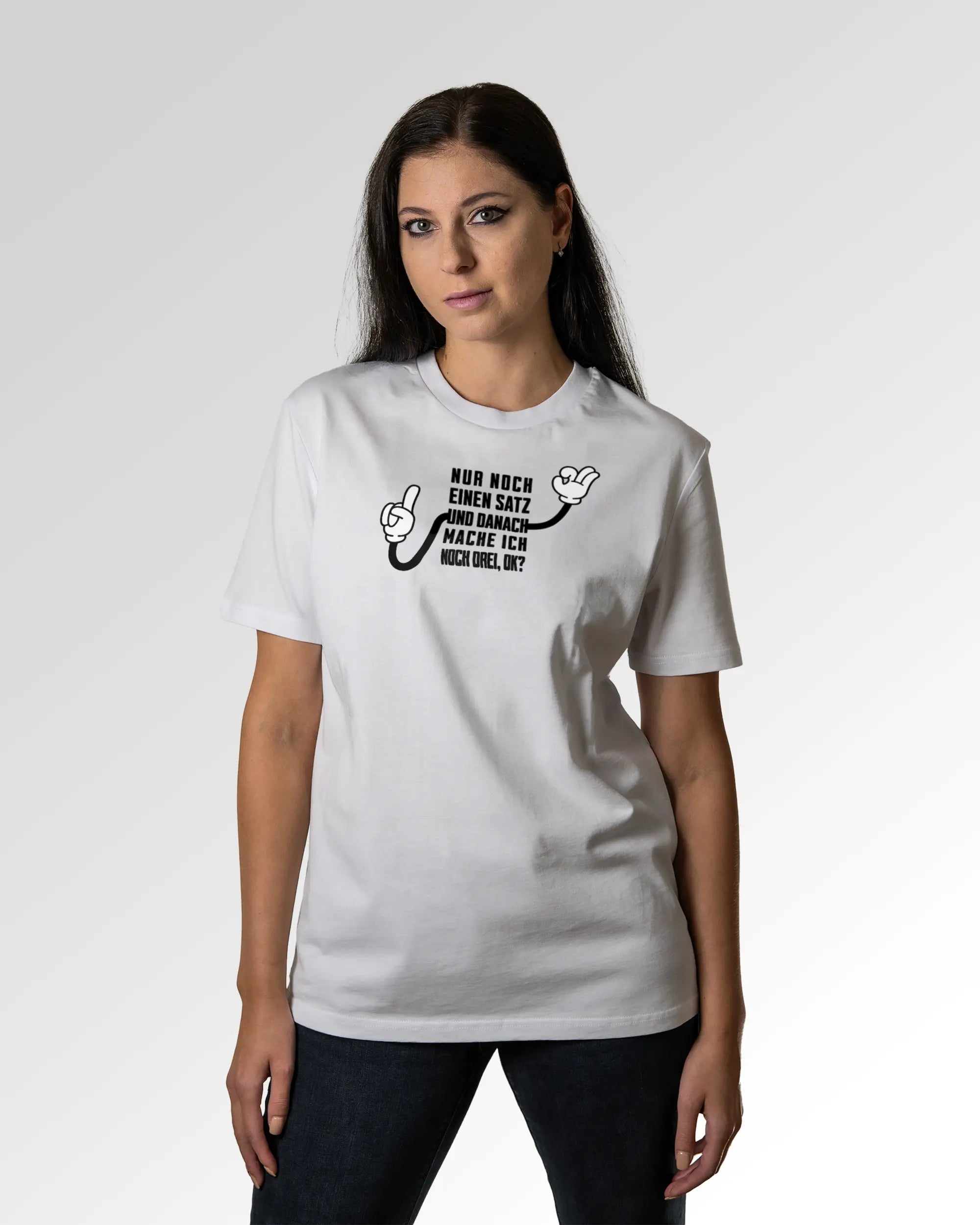 Sekundärer Modelshot der Druckseite des Organic Unisex T-Shirts von Maondo im Casual Fit mit dem Design Letzter Satz in der Farbe White