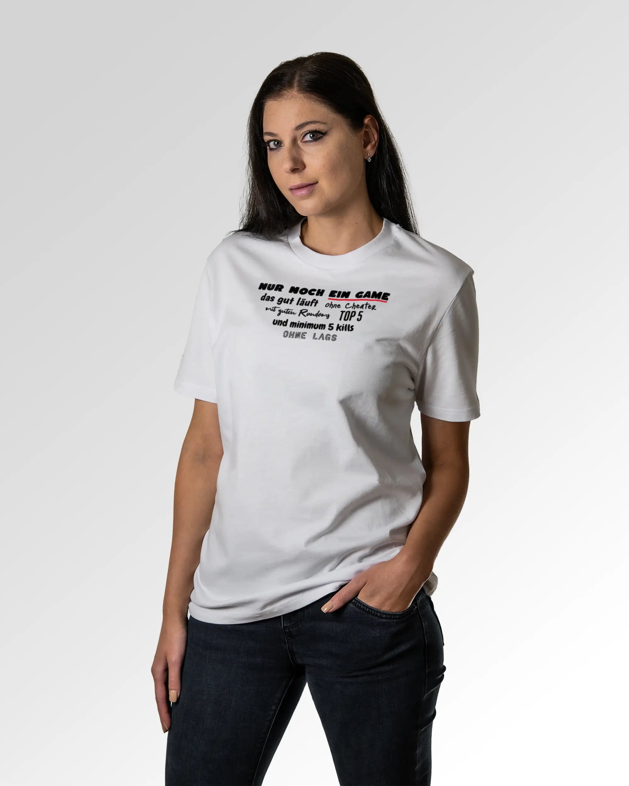 Sekundärer Modelshot der Druckseite des Organic Unisex T-Shirts von Maondo im Casual Fit mit dem Design Nur noch ein Game in der Farbe White