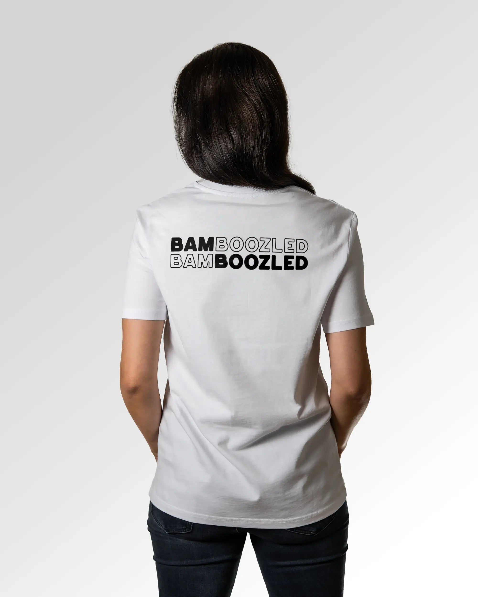 Sekundärer Modelshot der Druckseite des Organic Unisex T-Shirts von Maondo im Casual Fit mit dem Design Double Bamboozled in der Farbe White