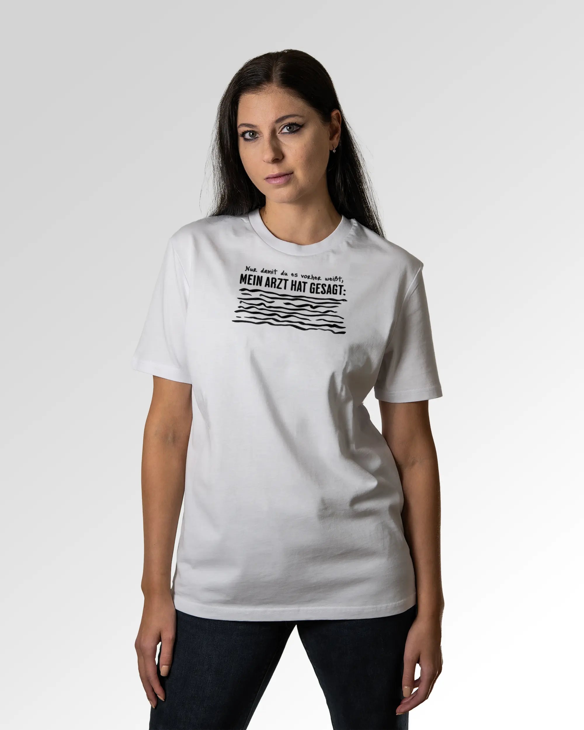 Sekundärer Modelshot der Druckseite des Organic Unisex T-Shirts von Maondo im Casual Fit mit dem Design Anamnese in der Farbe White