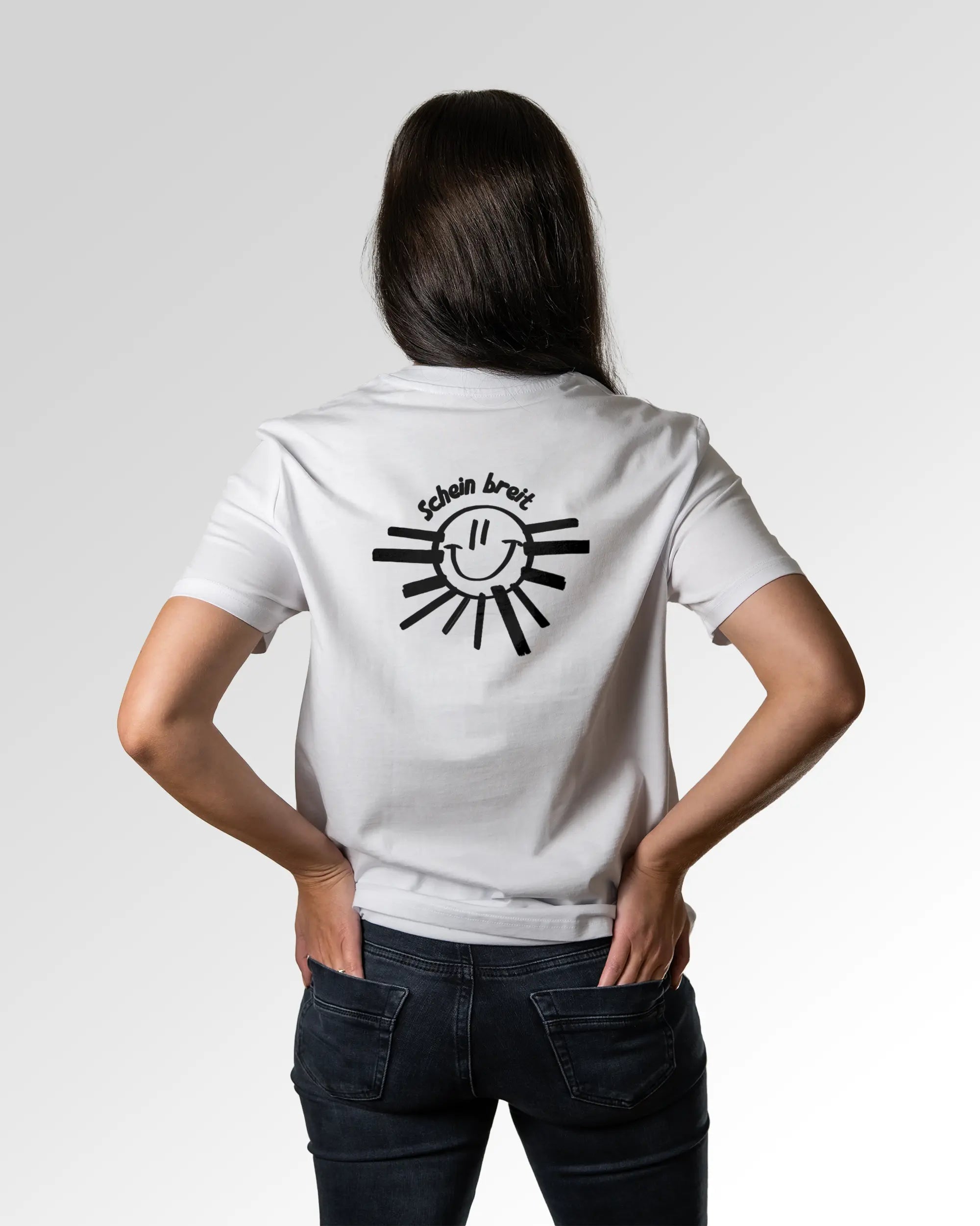 Sekundärer Modelshot der Druckseite des Organic Unisex T-Shirts von Maondo im Casual Fit mit dem Design Schein Breit in der Farbe White