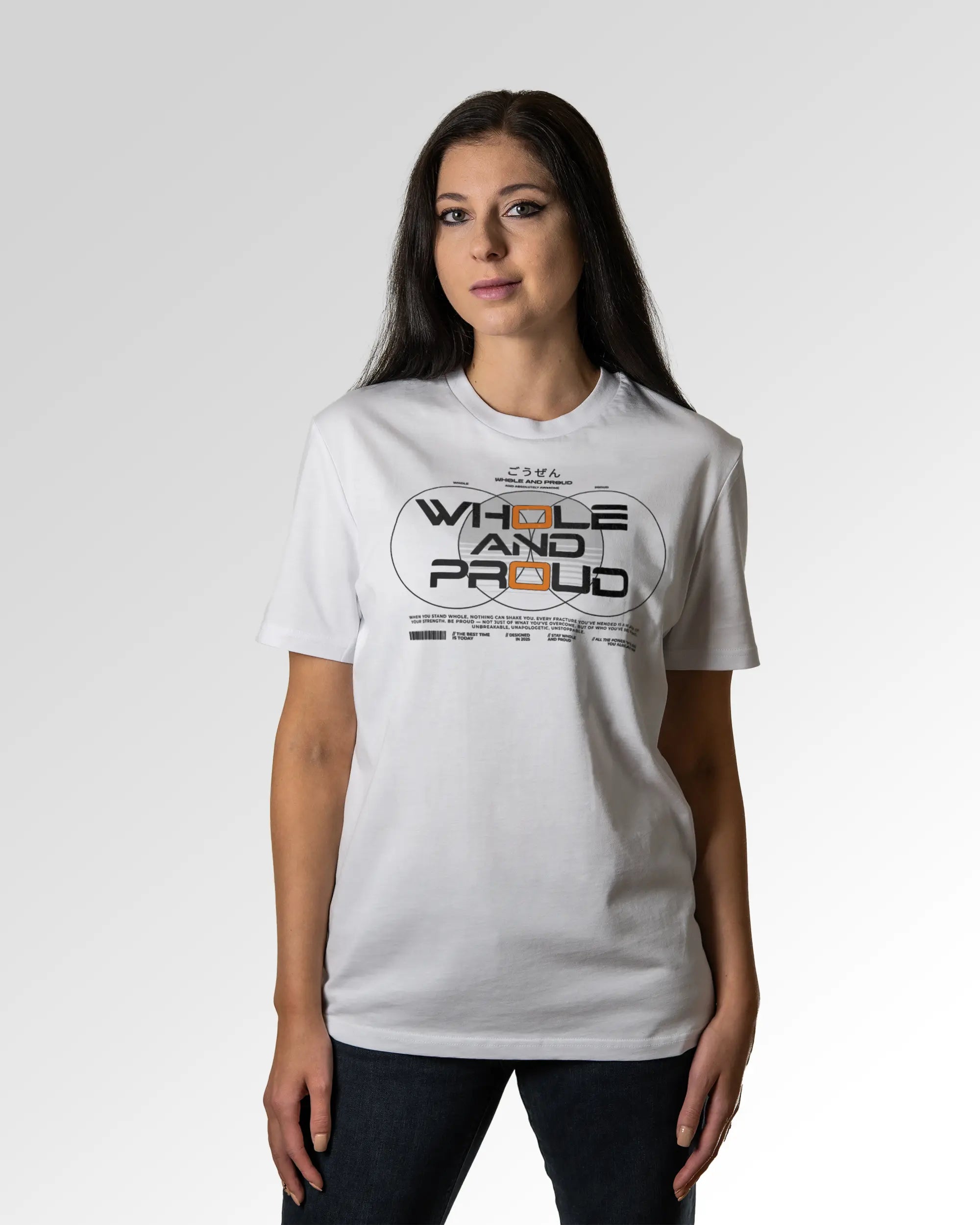 Weiblicher Modelshot der primären Druckseite des Organic Unisex T-Shirts von Maondo im Casual Fit mit dem Design Whole and proud in der Farbe White