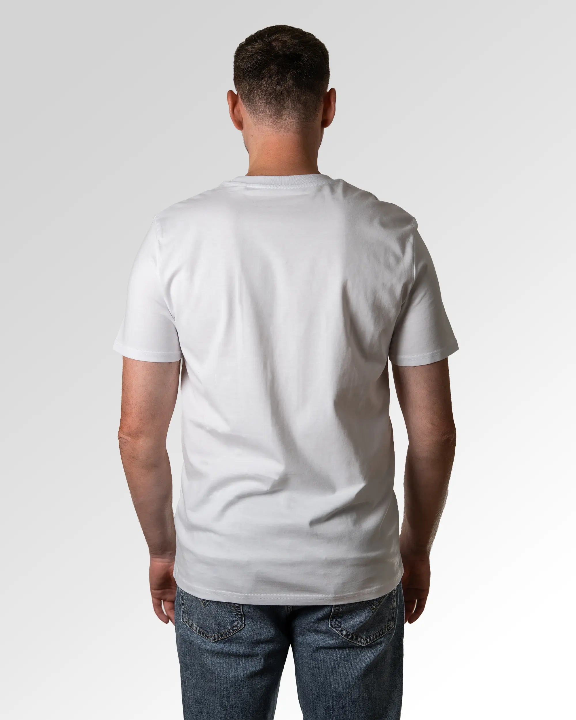 Primärer Modelshot der unbedruckten Seite des Organic Unisex T-Shirts von Maondo im Casual Fit mit dem Design Flirty AF in der Farbe White
