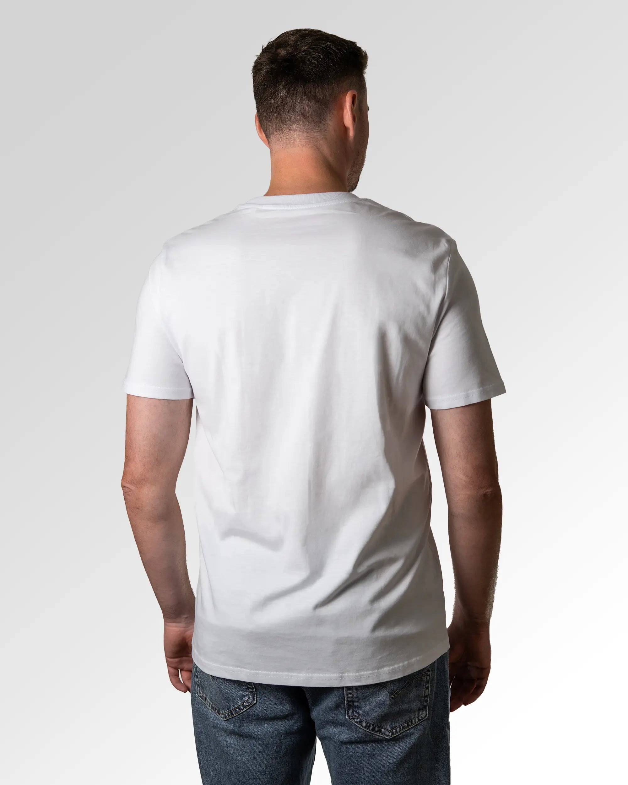 Primärer Modelshot der unbedruckten Seite des Organic Unisex T-Shirts von Maondo im Casual Fit mit dem Design Taschenbot in der Farbe White