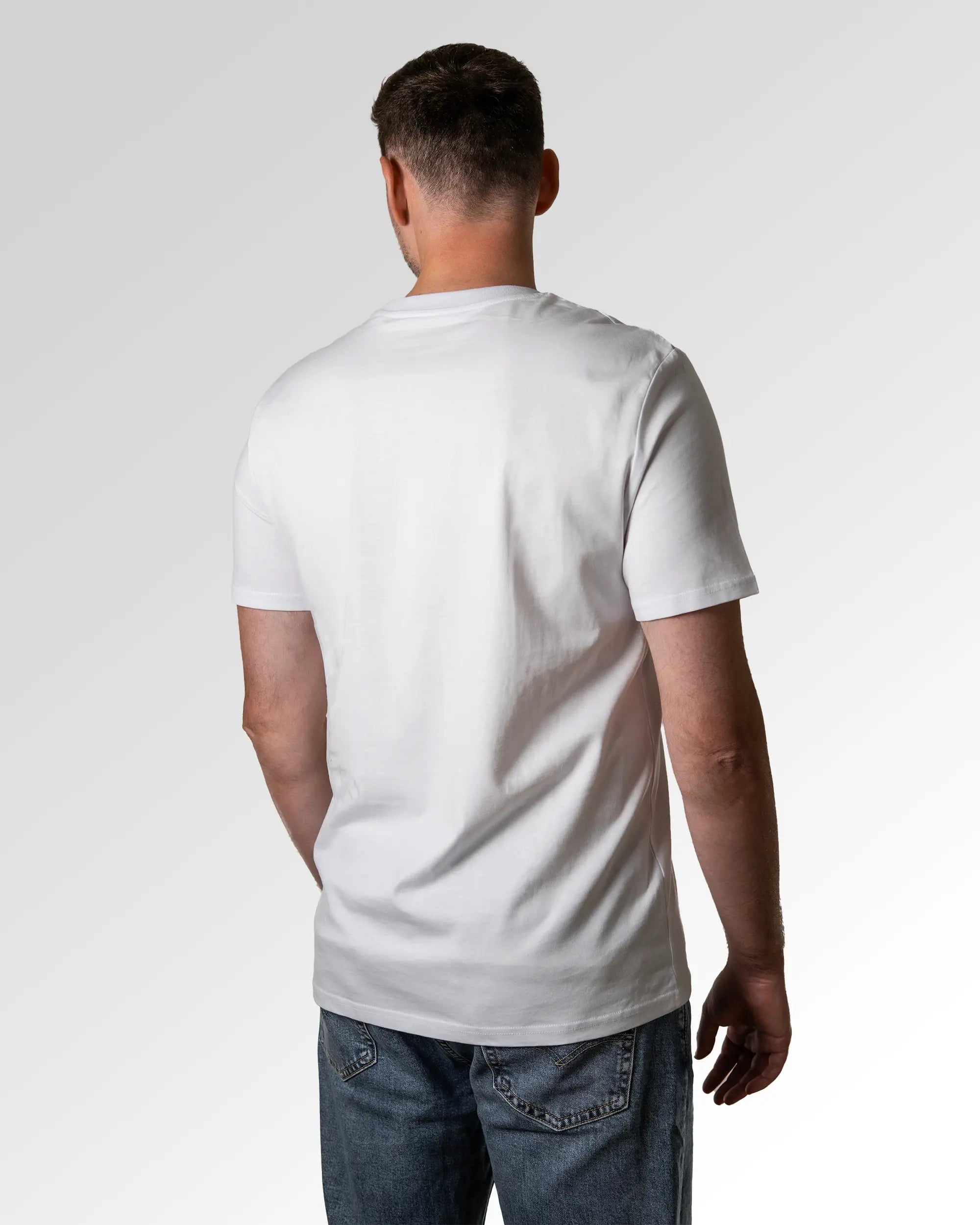 Primärer Modelshot der unbedruckten Seite des Organic Unisex T-Shirts von Maondo im Casual Fit mit dem Design Letzter Satz in der Farbe White