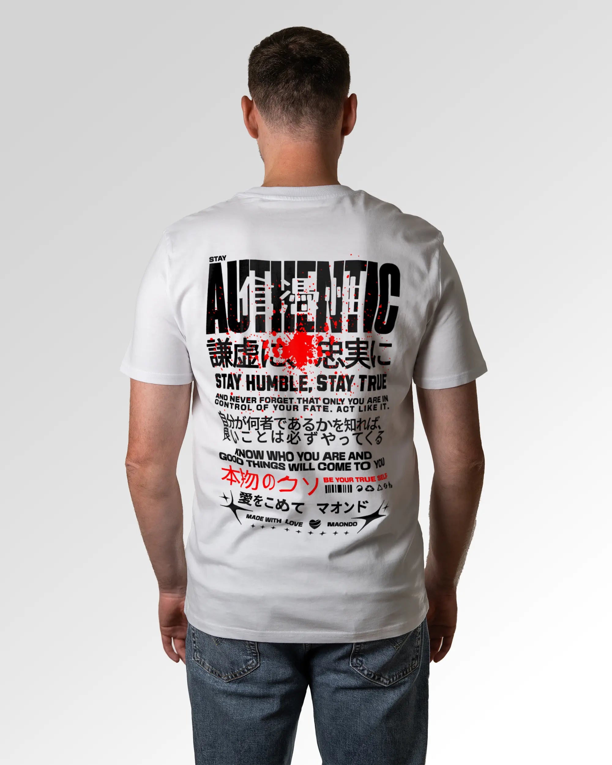 Männlicher Modelshot der sekundären Druckseite des Organic Unisex T-Shirts von Maondo im Casual Fit mit dem Design Authentic Shit in der Farbe White