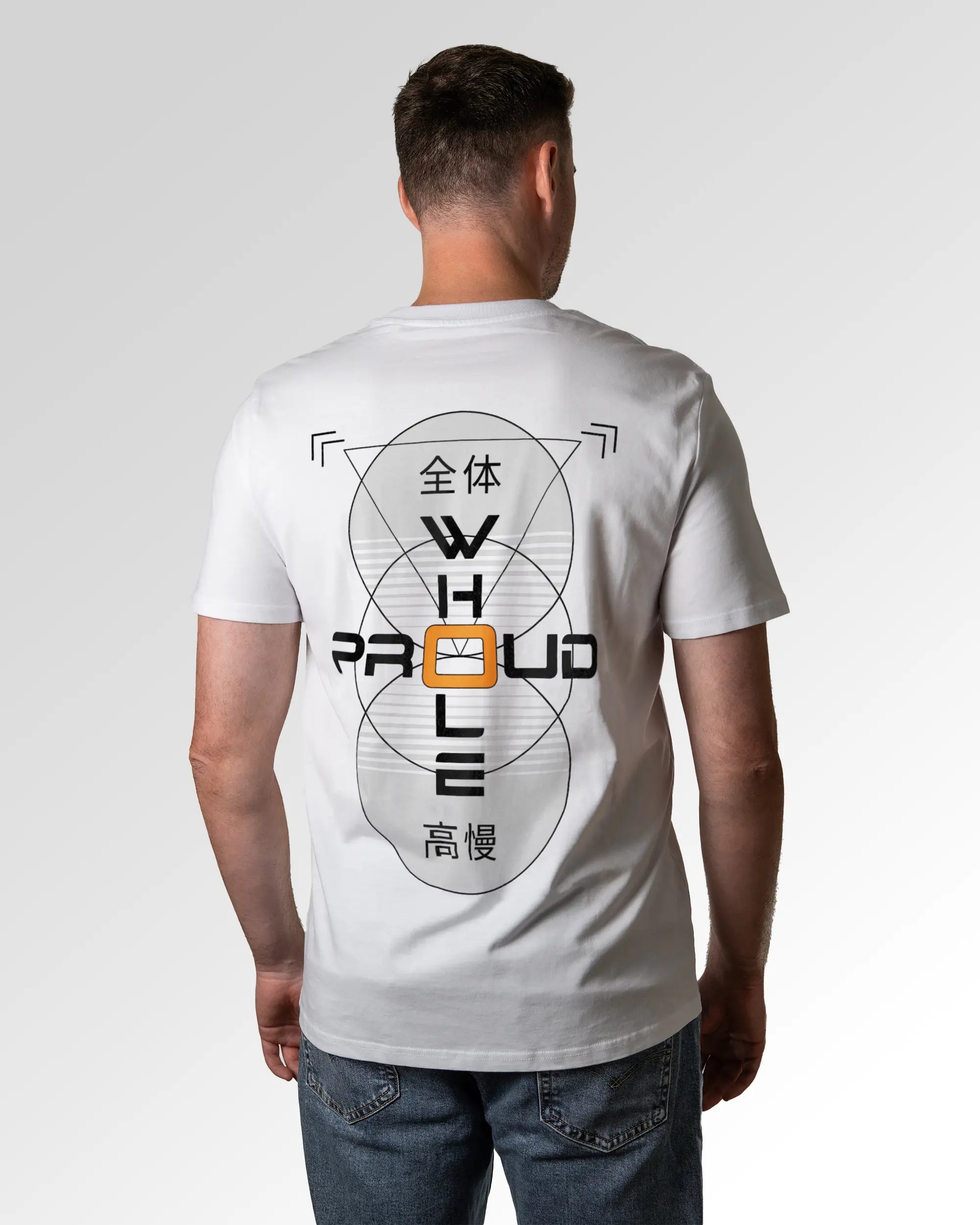 Männlicher Modelshot der sekundären Druckseite des Organic Unisex T-Shirts von Maondo im Casual Fit mit dem Design Whole and proud in der Farbe White