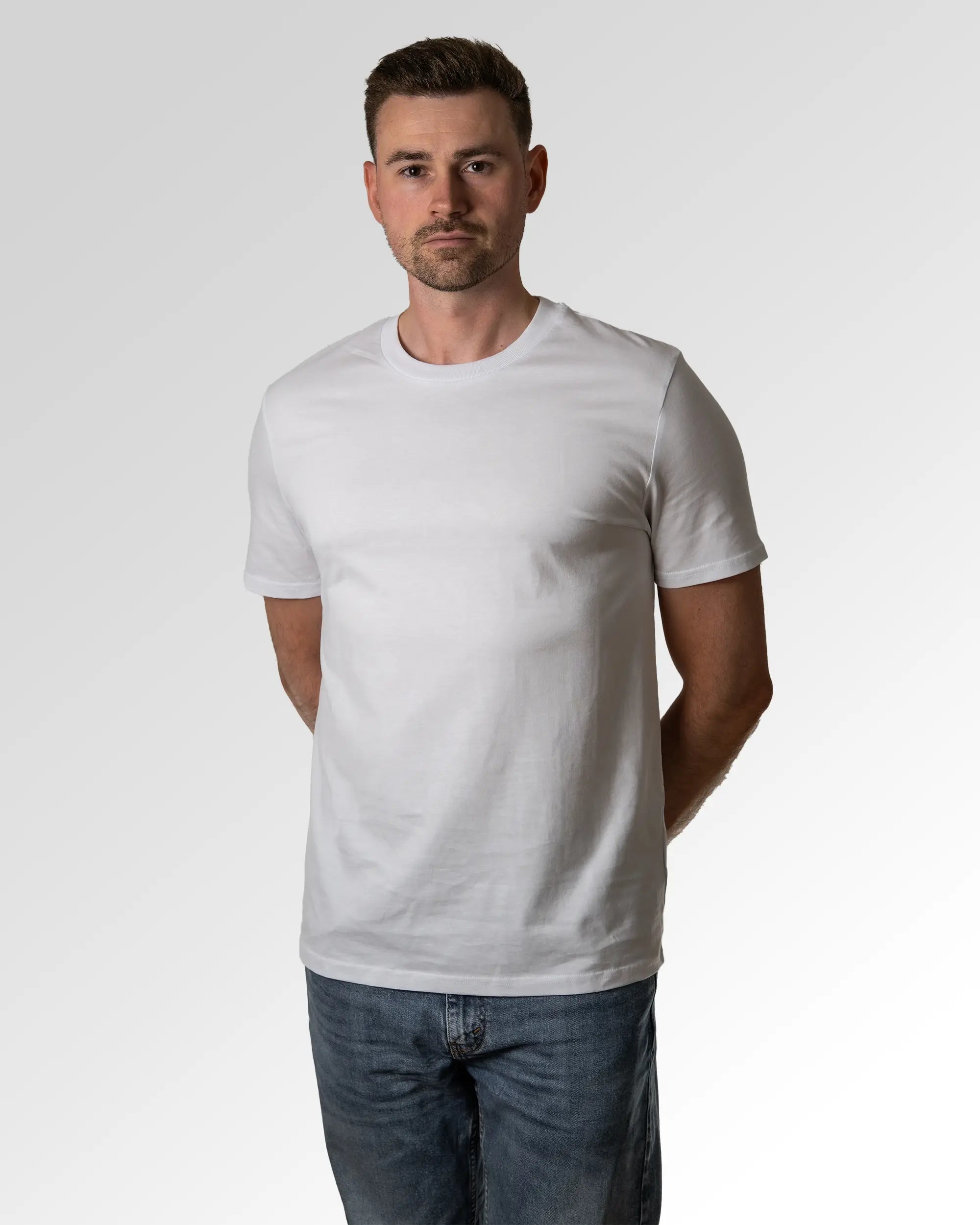 Primärer Modelshot der unbedruckten Seite des Organic Unisex T-Shirts von Maondo im Casual Fit mit dem Design Double Bamboozled in der Farbe White
