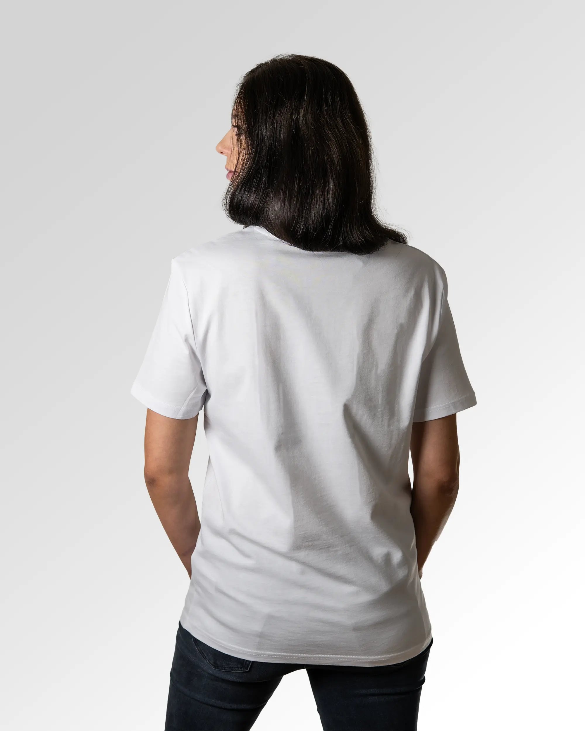 Sekundärer Modelshot der unbedruckten Seite des Organic Unisex T-Shirts von Maondo im Casual Fit mit dem Design Kein Designer in der Farbe White