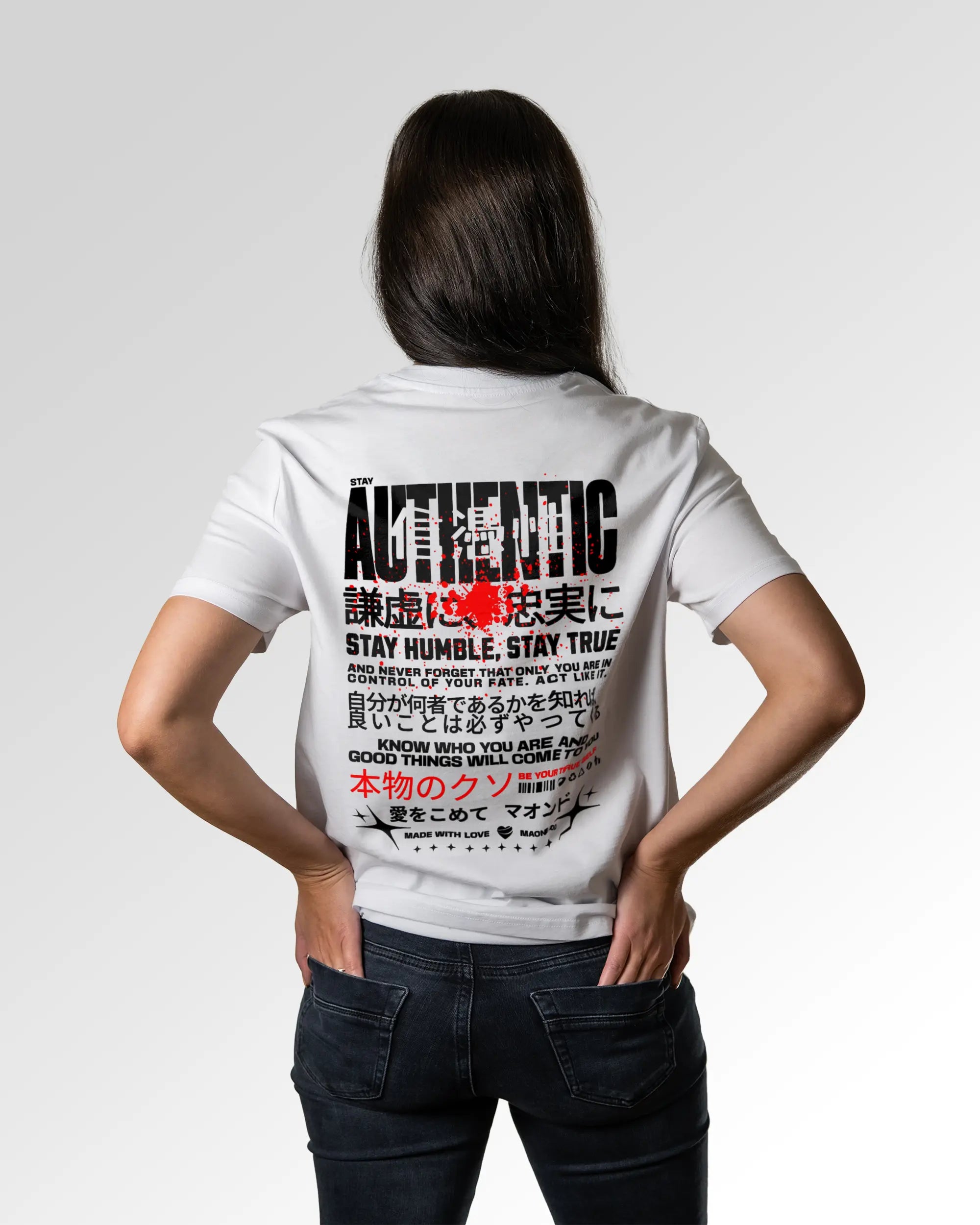 Weiblicher Modelshot der sekundären Druckseite des Organic Unisex T-Shirts von Maondo im Casual Fit mit dem Design Authentic Shit in der Farbe White