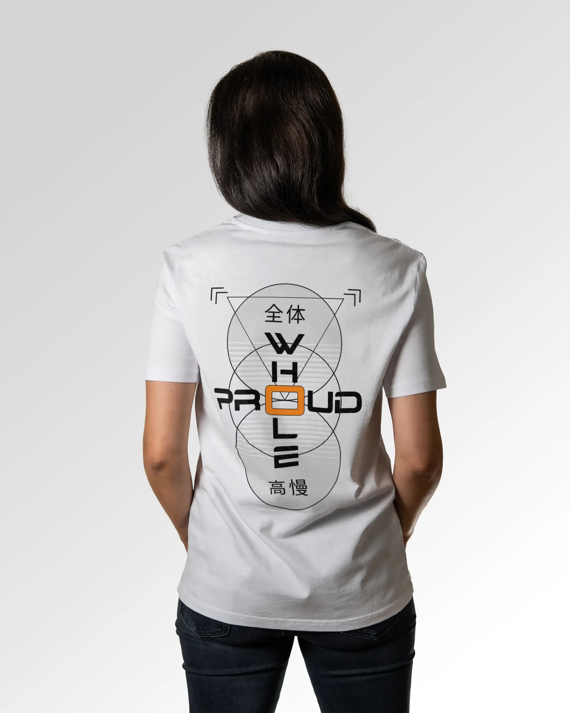 Weiblicher Modelshot der sekundären Druckseite des Organic Unisex T-Shirts von Maondo im Casual Fit mit dem Design Whole and proud in der Farbe White