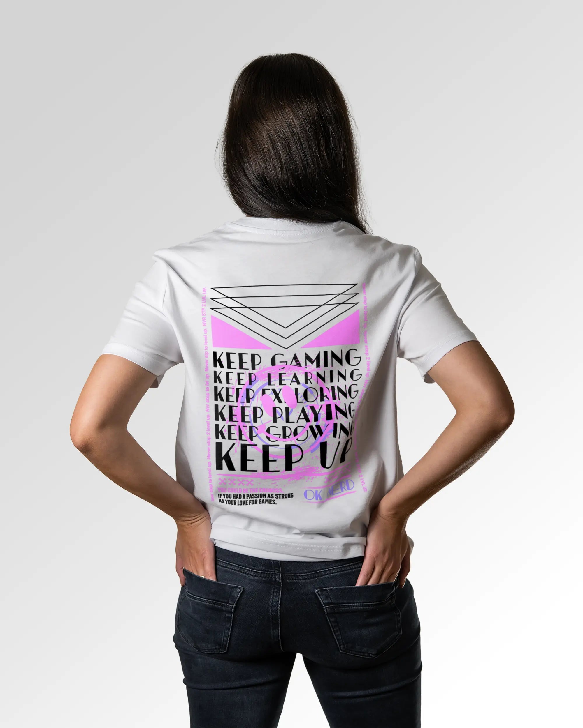 Weiblicher Modelshot der sekundären Druckseite des Organic Unisex T-Shirts von Maondo im Casual Fit mit dem Design Nerd Engine in der Farbe White