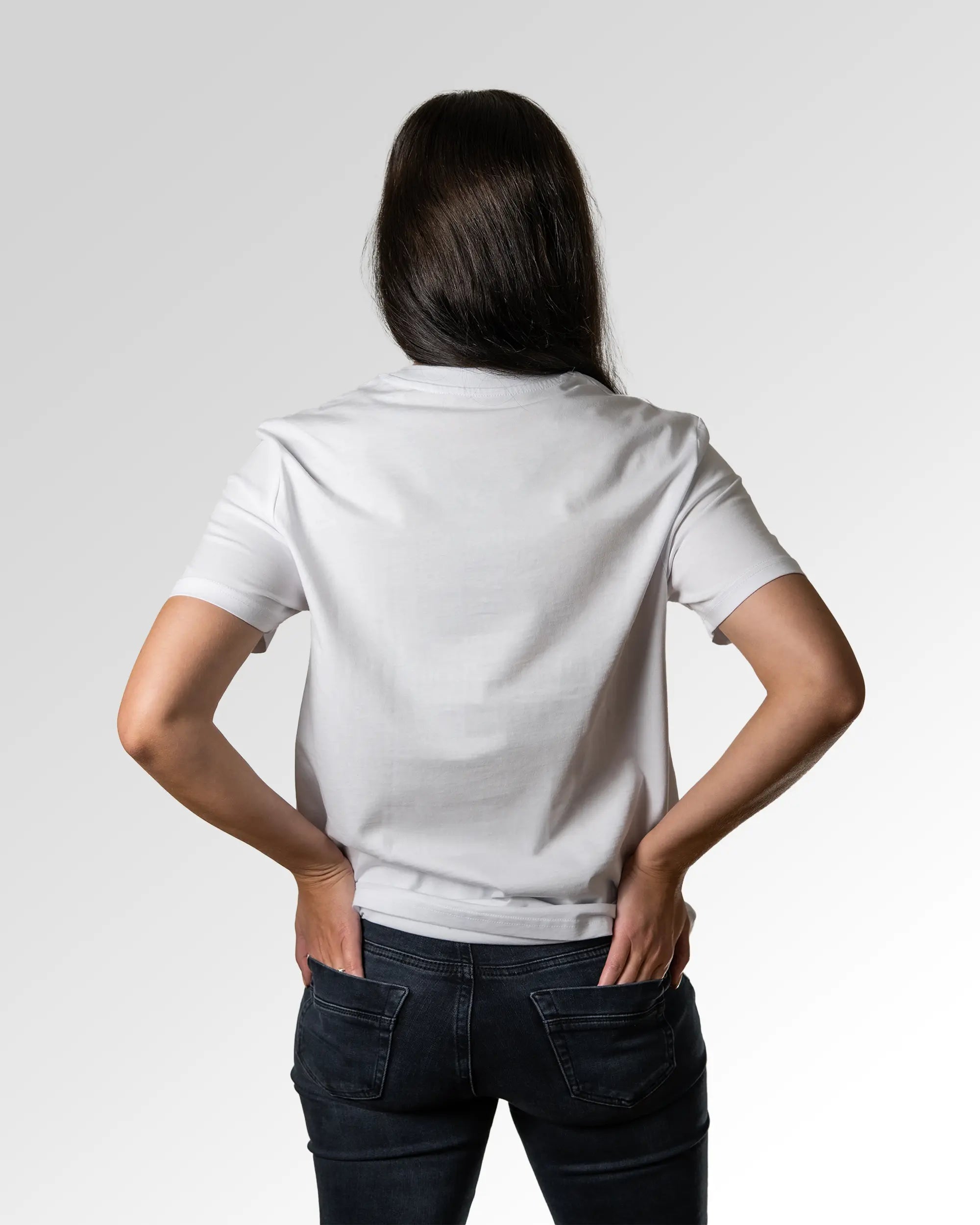 Sekundärer Modelshot der unbedruckten Seite des Organic Unisex T-Shirts von Maondo im Casual Fit mit dem Design Nur noch ein Game in der Farbe White