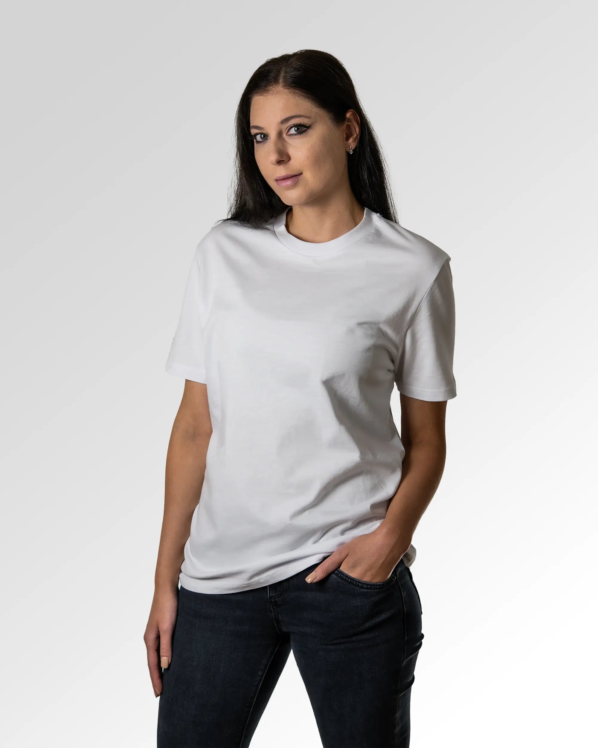 Sekundärer Modelshot der unbedruckten Seite des Organic Unisex T-Shirts von Maondo im Casual Fit mit dem Design Schein Breit in der Farbe White