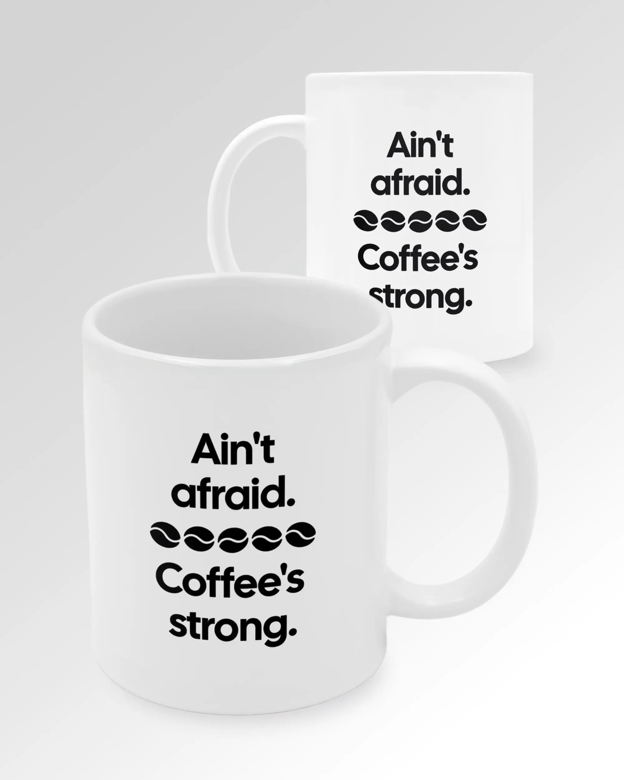 Seitenansicht der beidseitig bedruckten Keramiktasse von Maondo mit dem Design Coffee is strong in der Farbe White