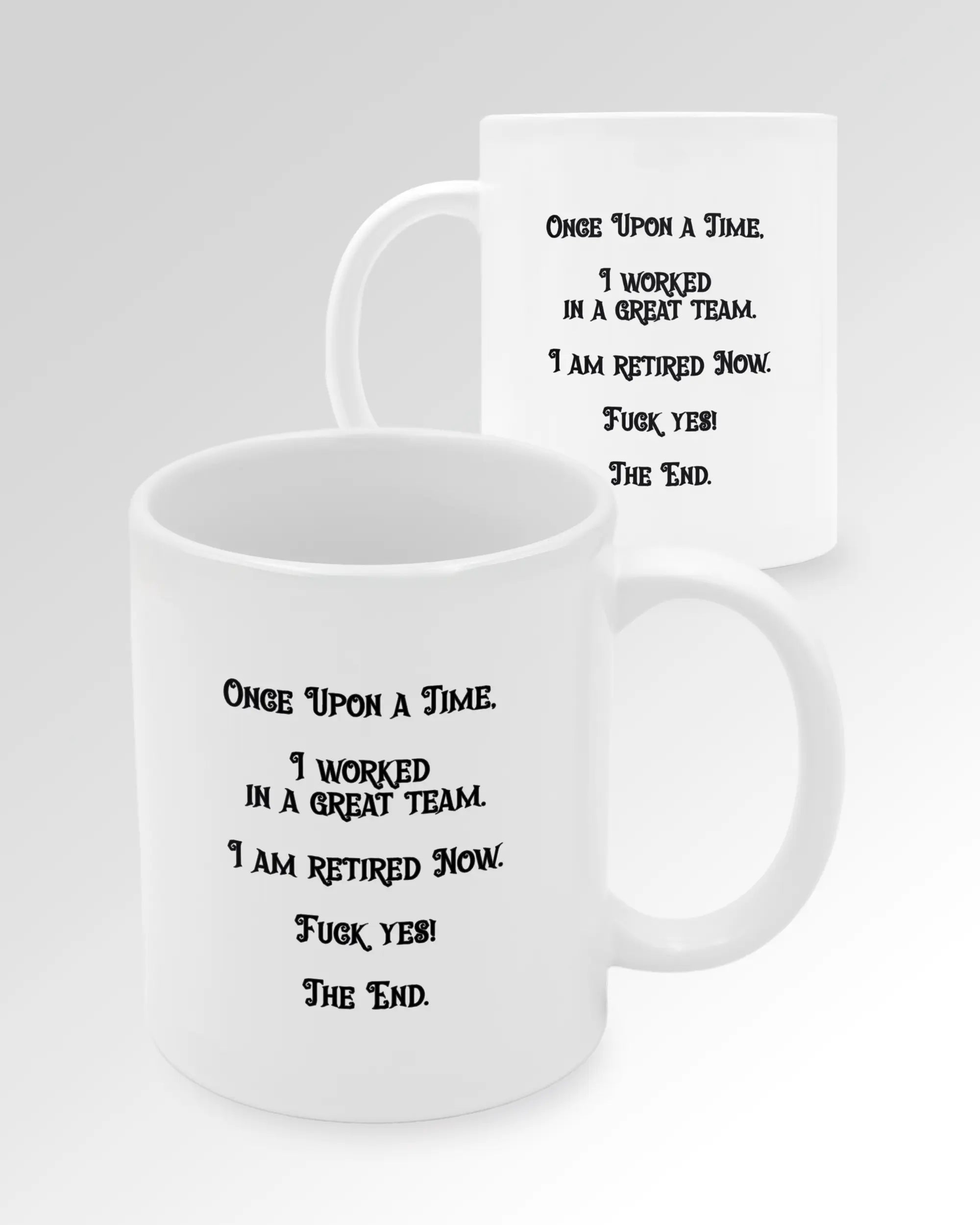 Seitenansicht der beidseitig bedruckten Keramiktasse von Maondo mit dem Design Finally Retired in der Farbe White