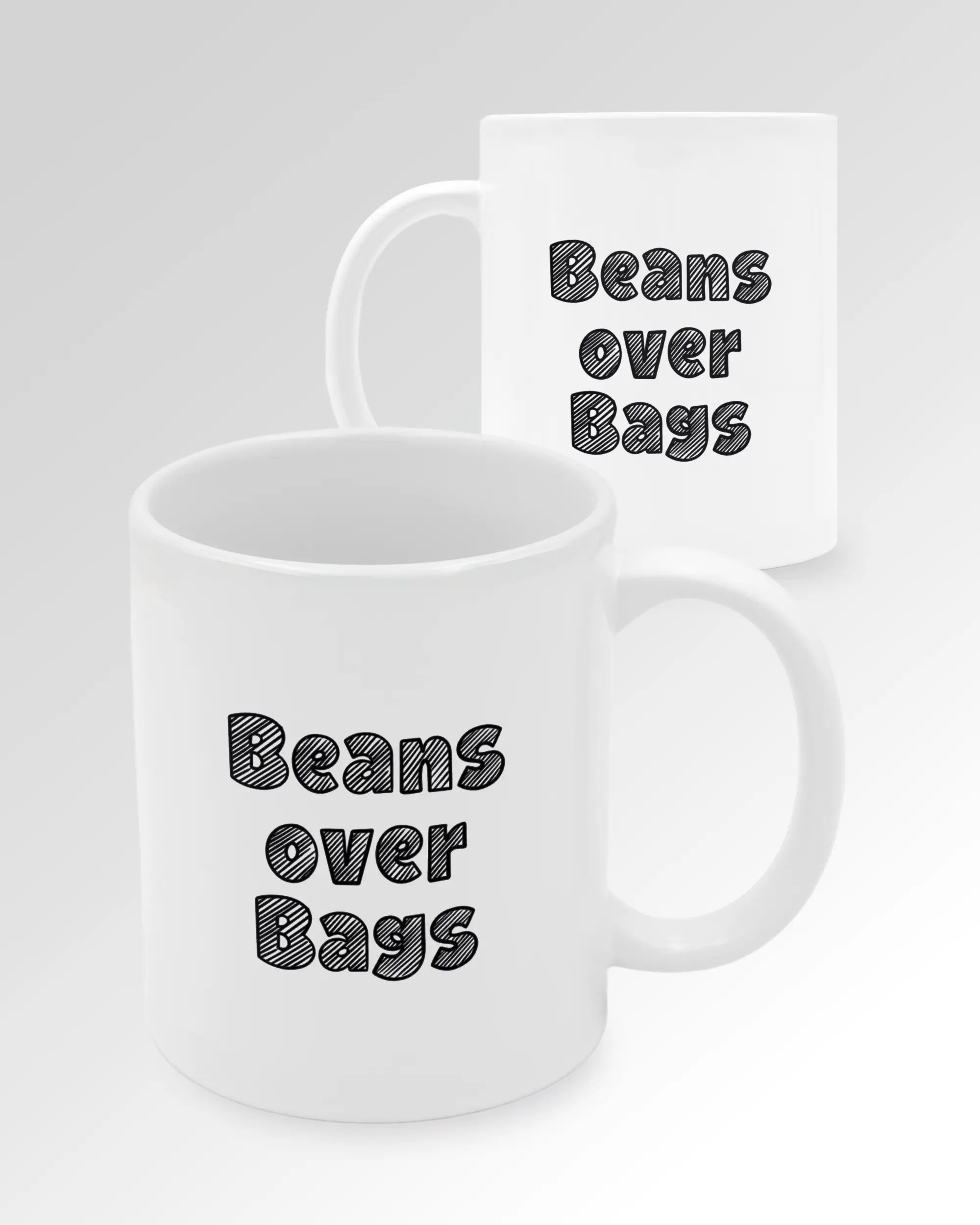 Seitenansicht der beidseitig bedruckten Keramiktasse von Maondo mit dem Design Beans over Bags in der Farbe White