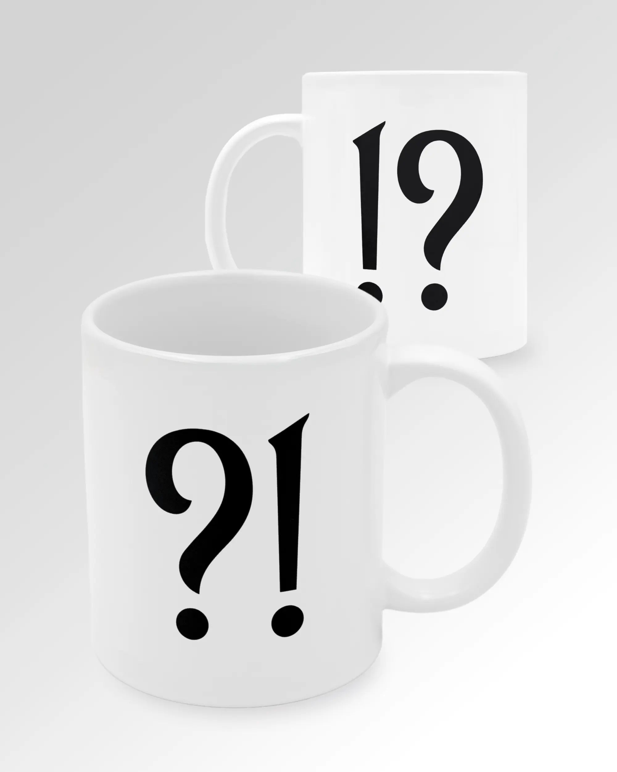 Seitenansicht der beidseitig bedruckten Keramiktasse von Maondo mit dem Design WHAT in der Farbe White