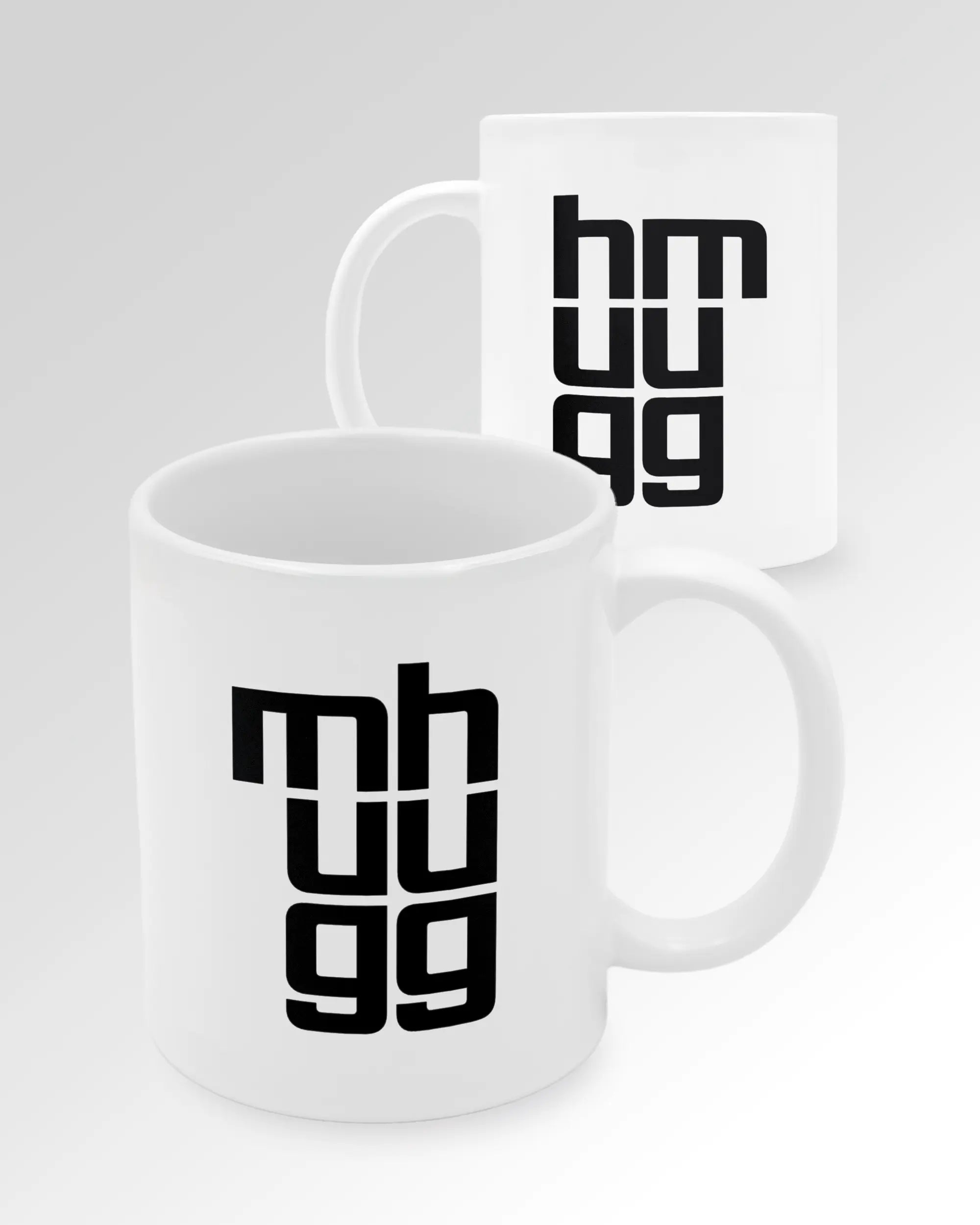 Seitenansicht der beidseitig bedruckten Keramiktasse von Maondo mit dem Design Hug Mug in der Farbe White