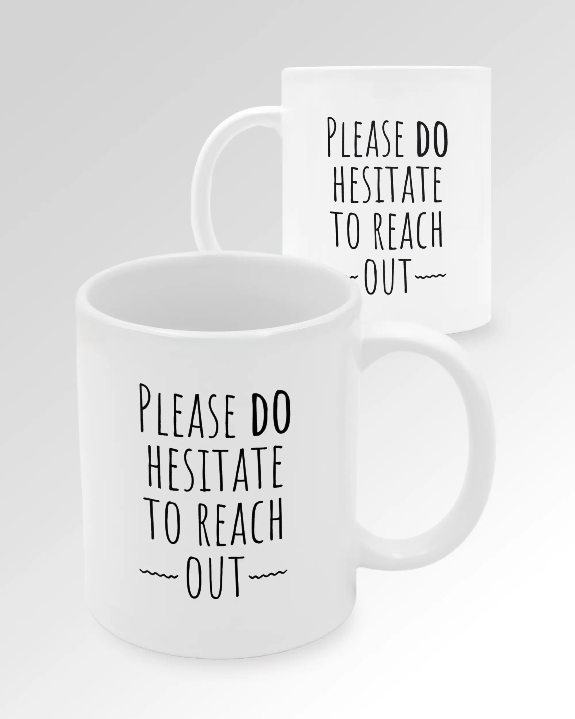 Seitenansicht der beidseitig bedruckten Keramiktasse von Maondo mit dem Design Please Hesitate in der Farbe White