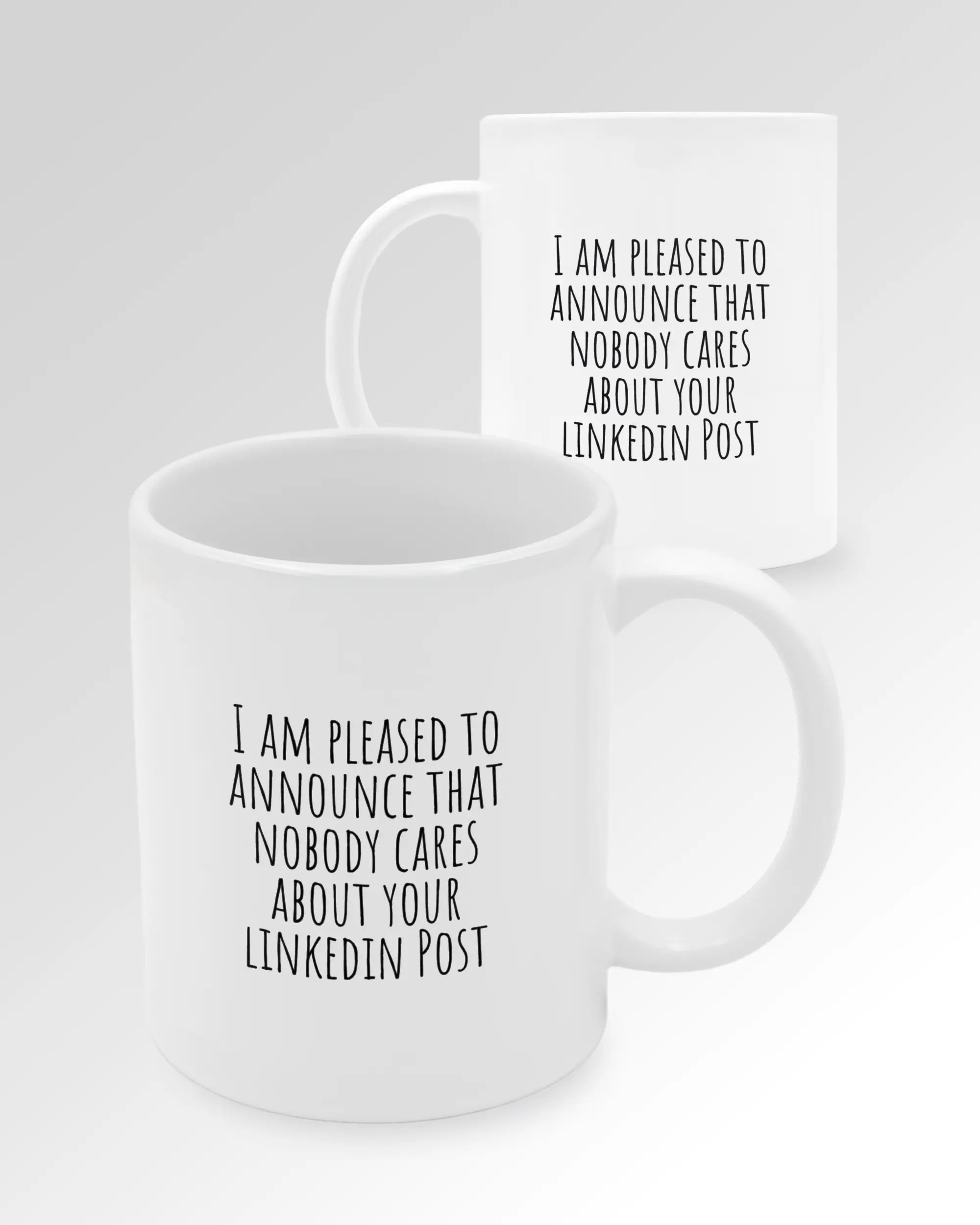 Seitenansicht der beidseitig bedruckten Keramiktasse von Maondo mit dem Design Please Unannounce in der Farbe White