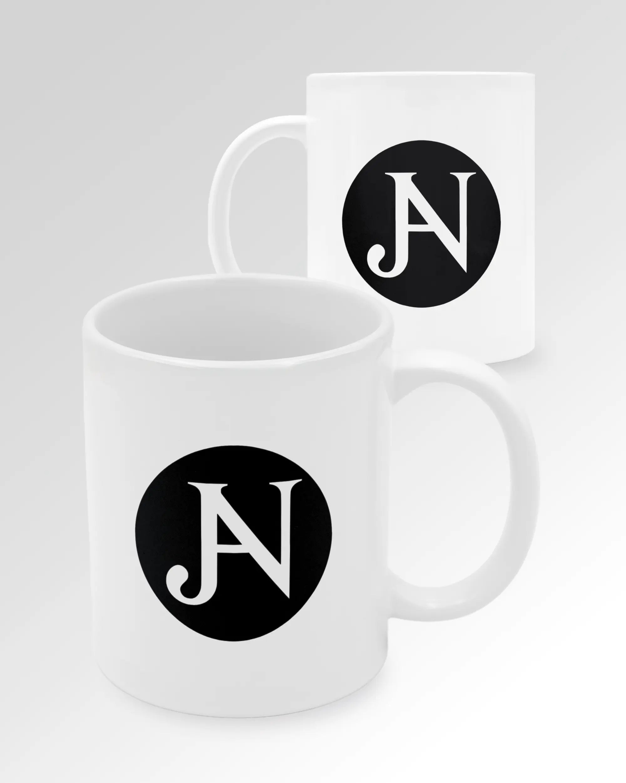 Seitenansicht der beidseitig bedruckten Keramiktasse von Maondo mit dem Design JB1 in der Farbe White