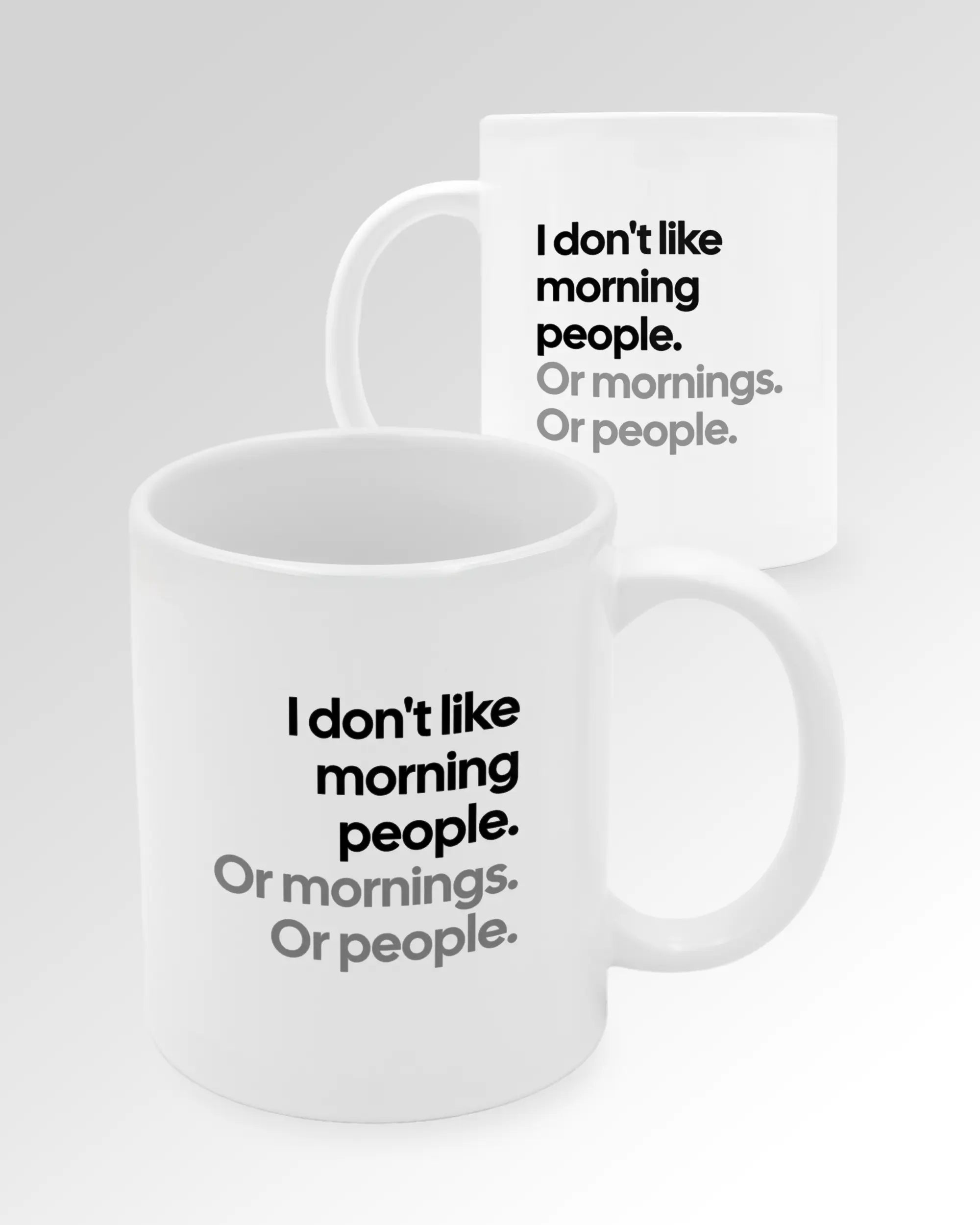 Seitenansicht der beidseitig bedruckten Keramiktasse von Maondo mit dem Design Morning Person in der Farbe White