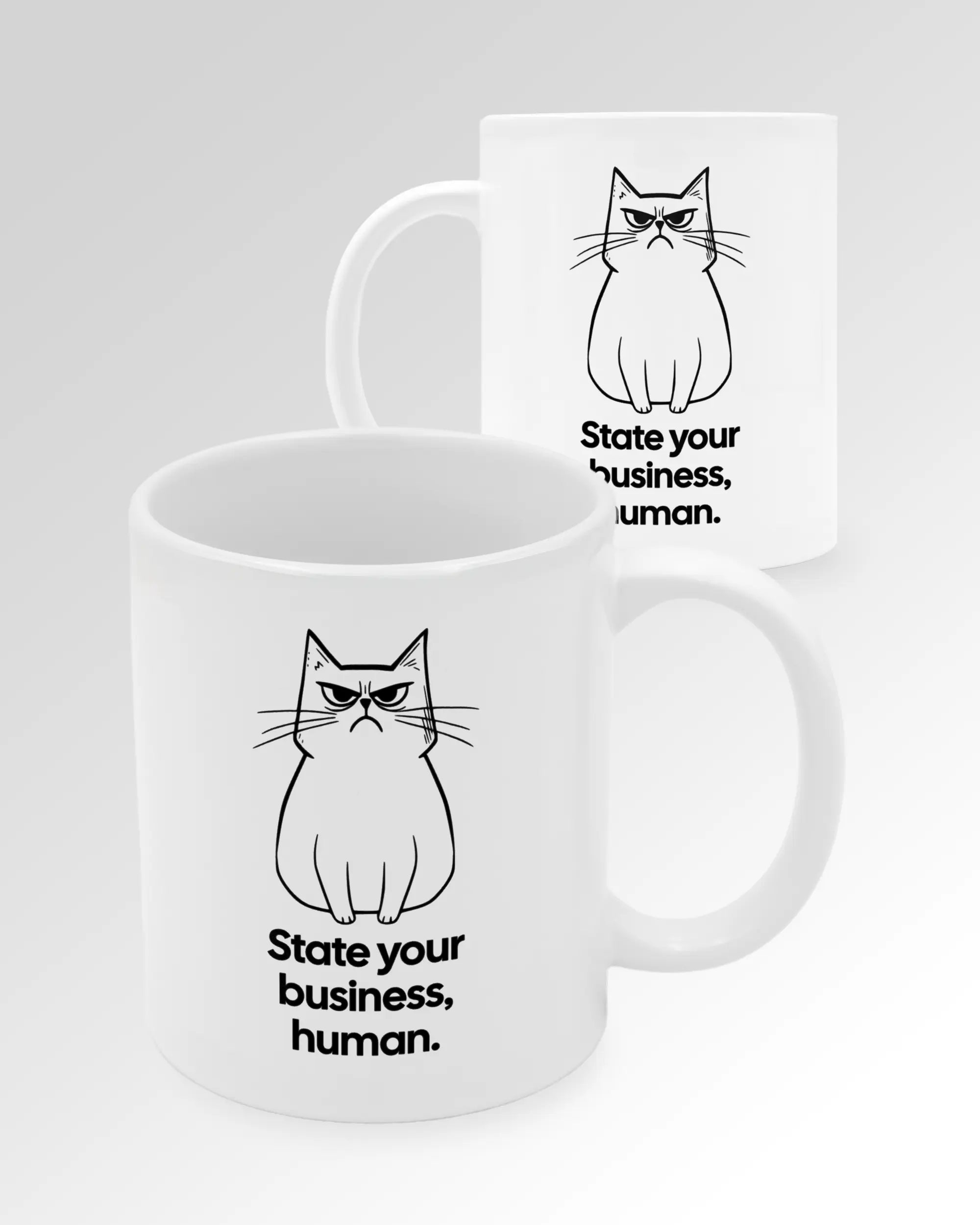 Seitenansicht der beidseitig bedruckten Keramiktasse von Maondo mit dem Design Grumpy Purr in der Farbe White