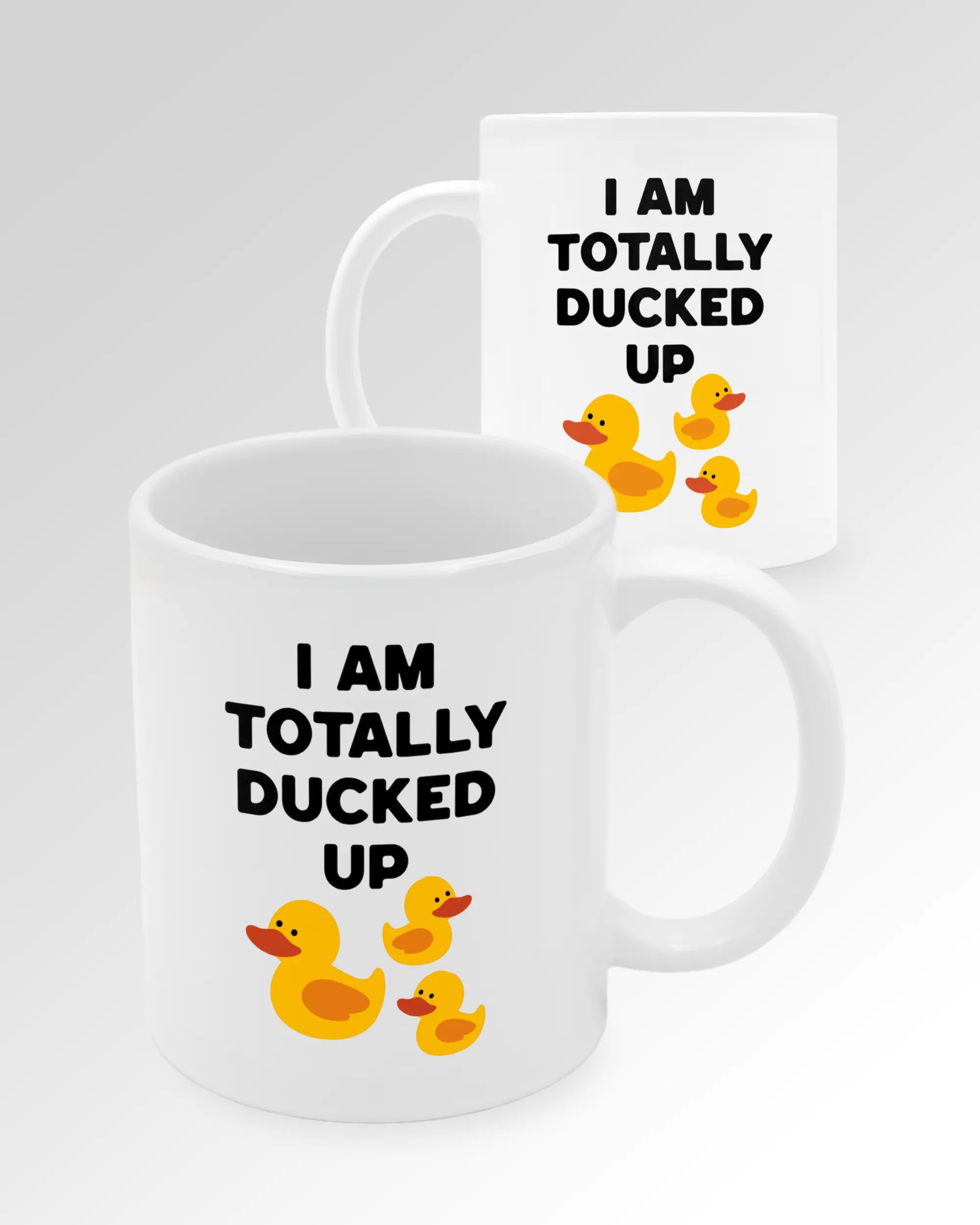 Seitenansicht der beidseitig bedruckten Keramiktasse von Maondo mit dem Design Ducked Up in der Farbe White