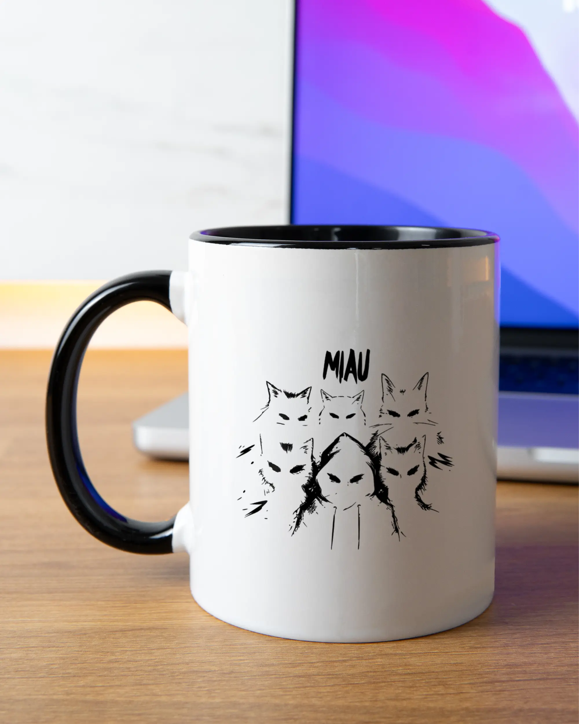 Homeoffice Aufnahme der beidseitig bedruckten Keramik Tasse von Maondo mit dem Design Miau Gang in der Farbe Schwarz-Weiß