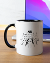 Homeoffice Aufnahme der beidseitig bedruckten Keramik Tasse von Maondo mit dem Design Miau Gang in der Farbe Schwarz-Weiß