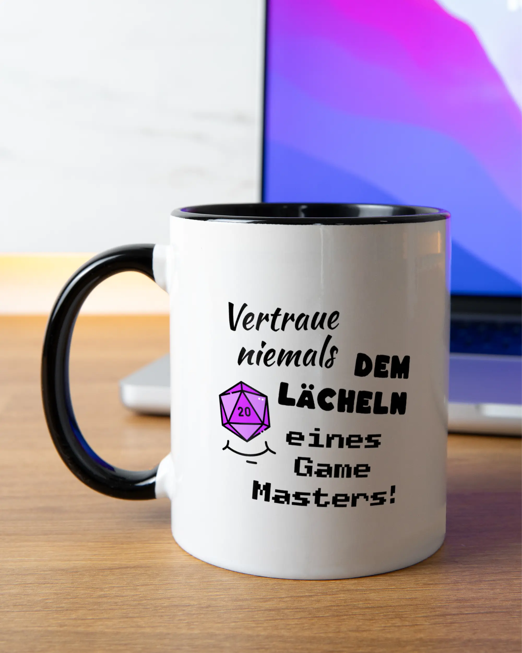 Homeoffice Aufnahme der beidseitig bedruckten Keramik Tasse von Maondo mit dem Design Game Master in der Farbe Schwarz-Weiß
