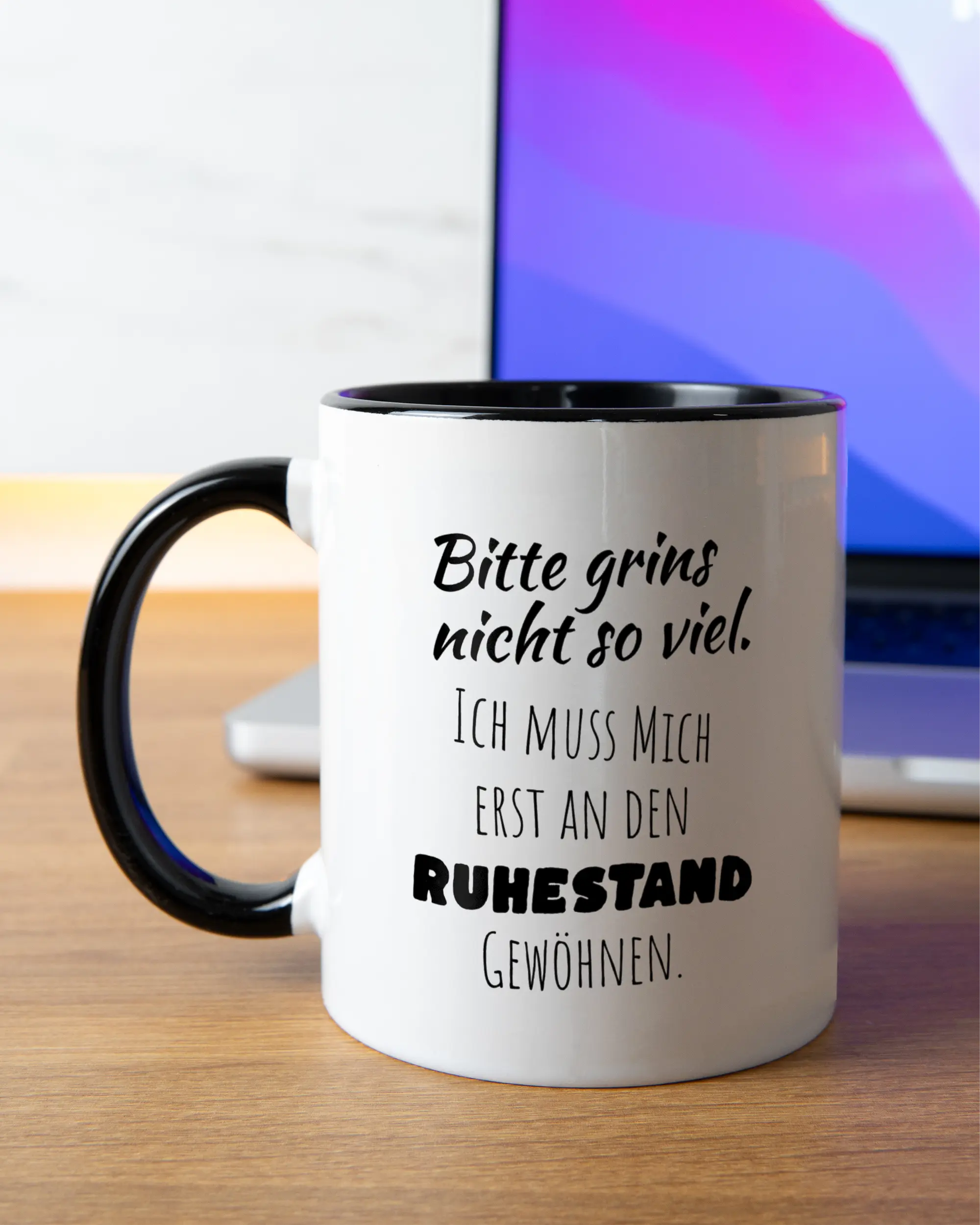 Homeoffice Aufnahme der beidseitig bedruckten Keramik Tasse von Maondo mit dem Design Ruhestandslos in der Farbe Schwarz-Weiß