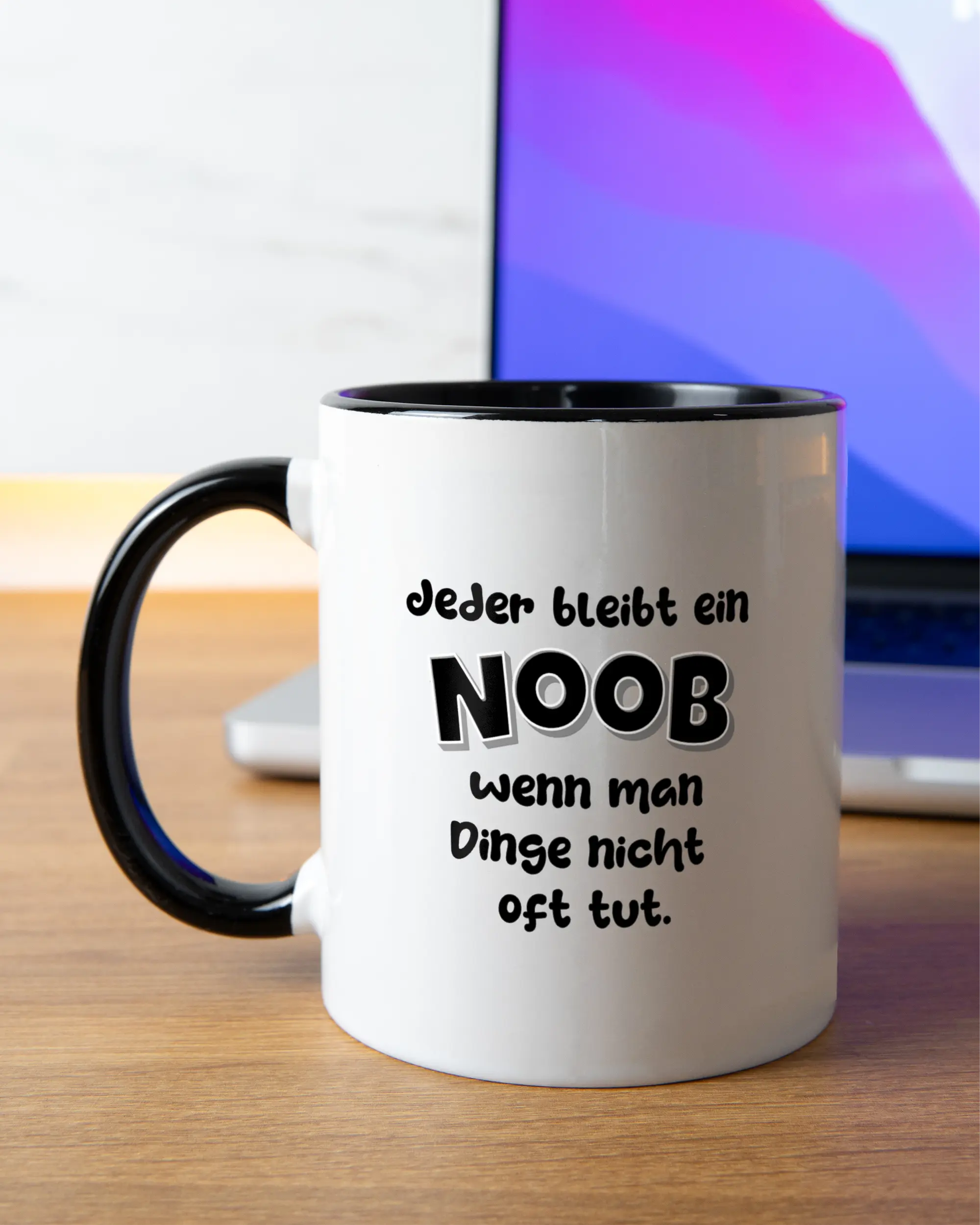 Homeoffice Aufnahme der beidseitig bedruckten Keramik Tasse von Maondo mit dem Design Noob Upgrade in der Farbe Schwarz-Weiß
