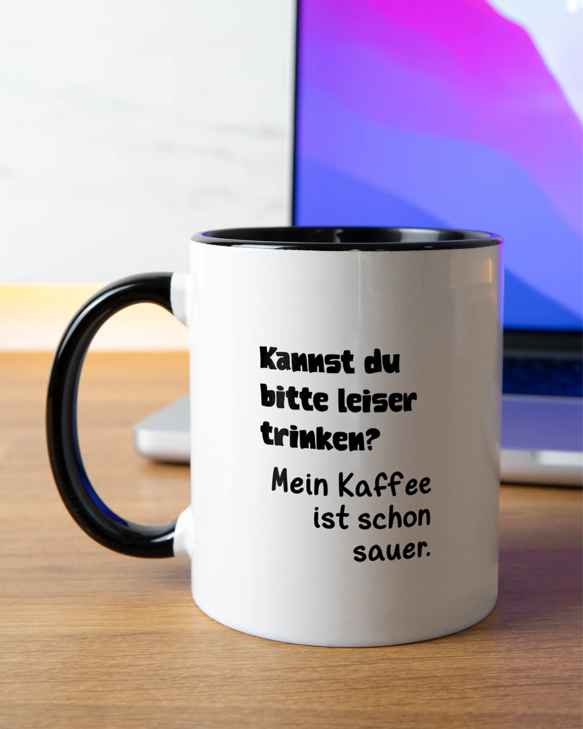 Homeoffice Aufnahme der beidseitig bedruckten Keramik Tasse von Maondo mit dem Design Ruhiges Böhnchen in der Farbe Schwarz-Weiß
