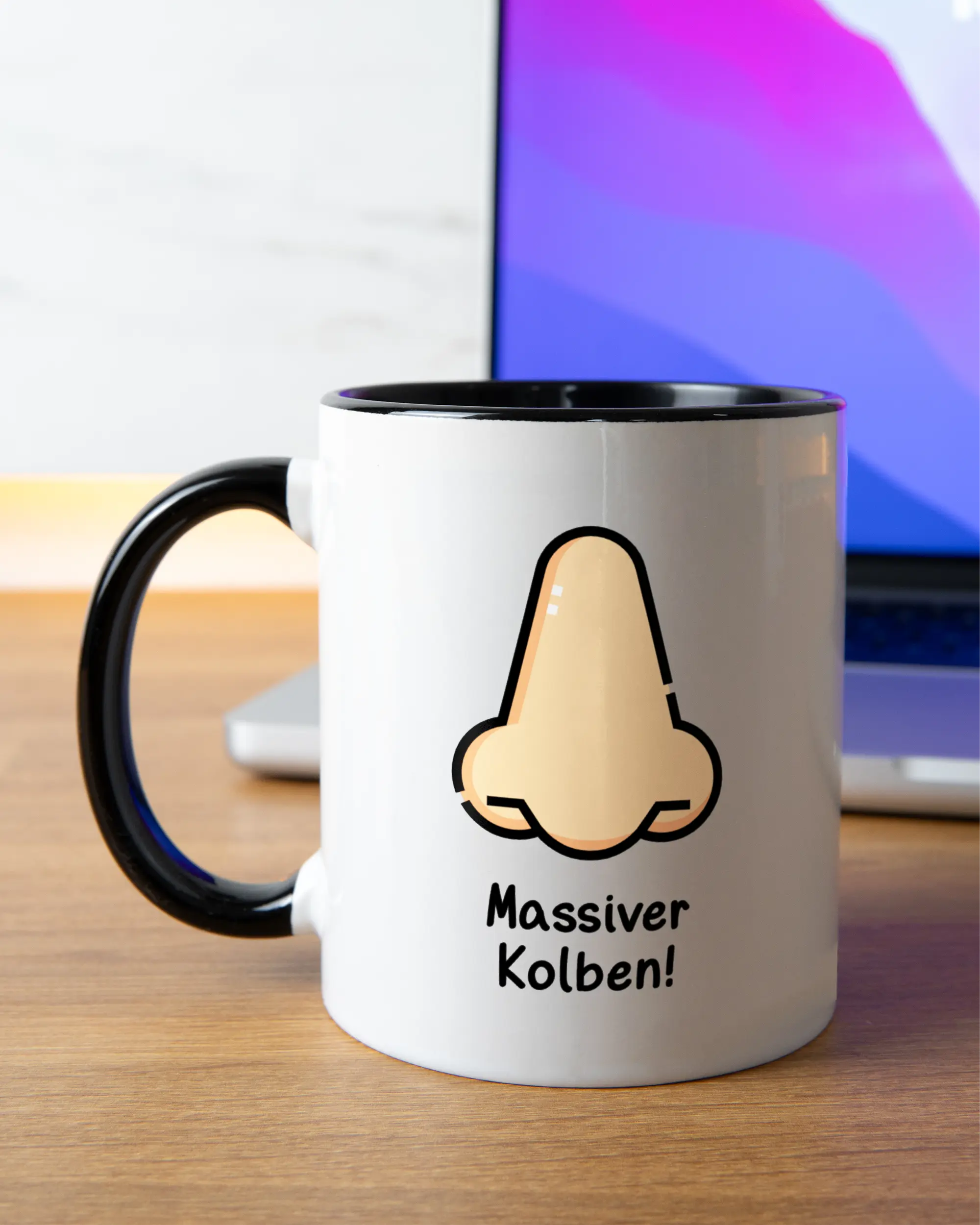 Homeoffice Aufnahme der beidseitig bedruckten Keramik Tasse von Maondo mit dem Design Massiver Kolben in der Farbe Schwarz-Weiß