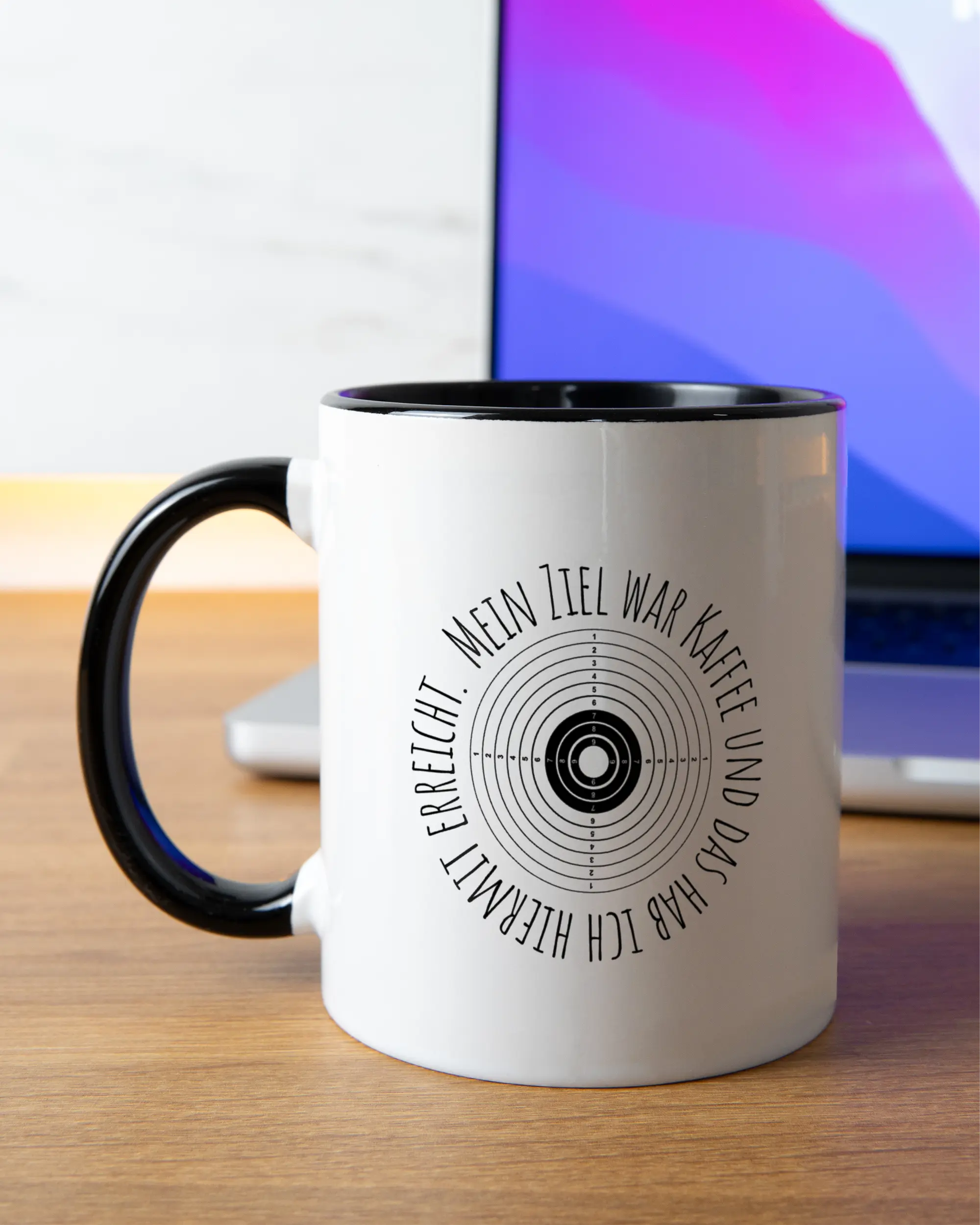 Homeoffice Aufnahme der beidseitig bedruckten Keramik Tasse von Maondo mit dem Design Große Ziele in der Farbe Schwarz-Weiß
