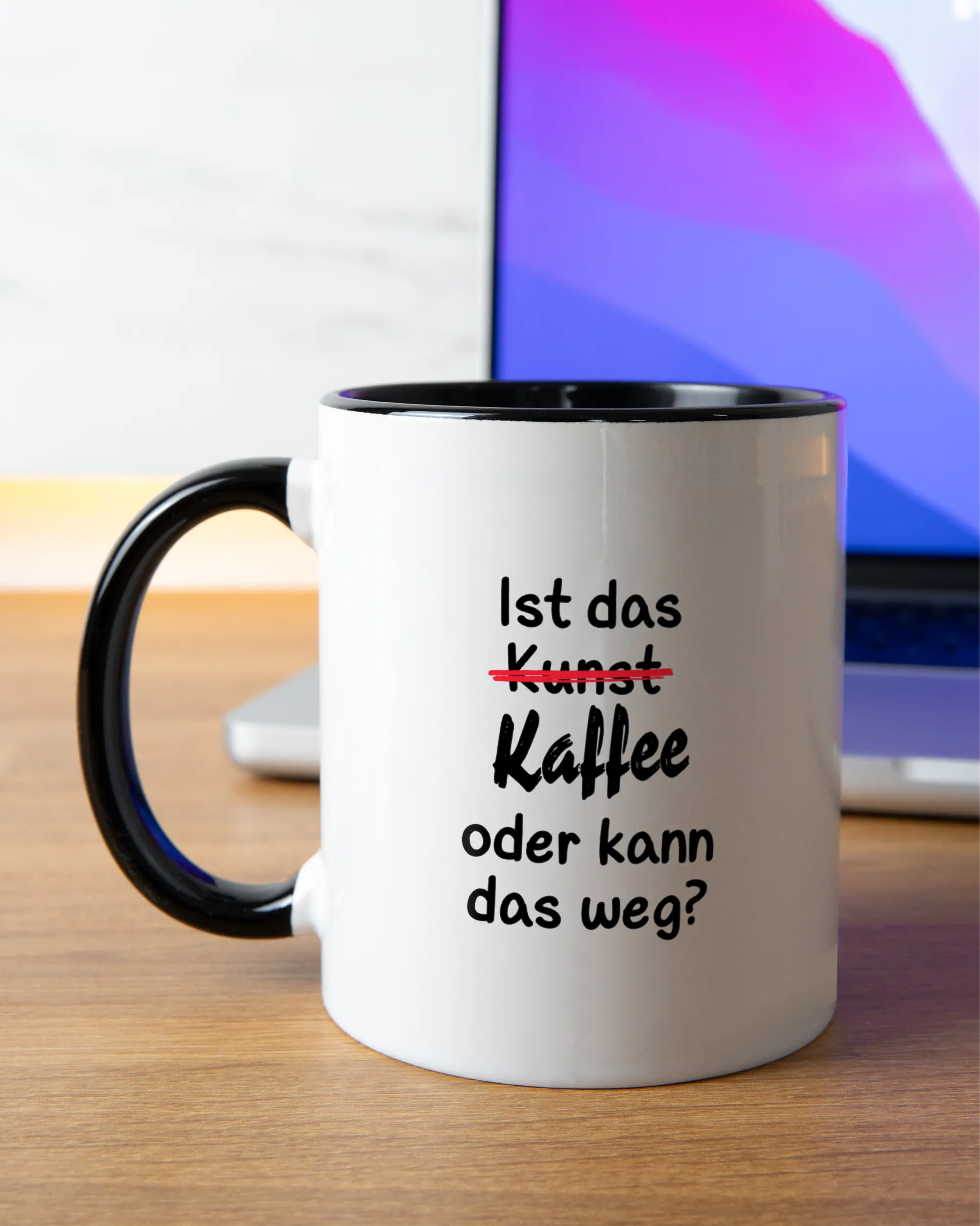 Homeoffice Aufnahme der beidseitig bedruckten Keramik Tasse von Maondo mit dem Design Kaffeekunst in der Farbe Schwarz-Weiß
