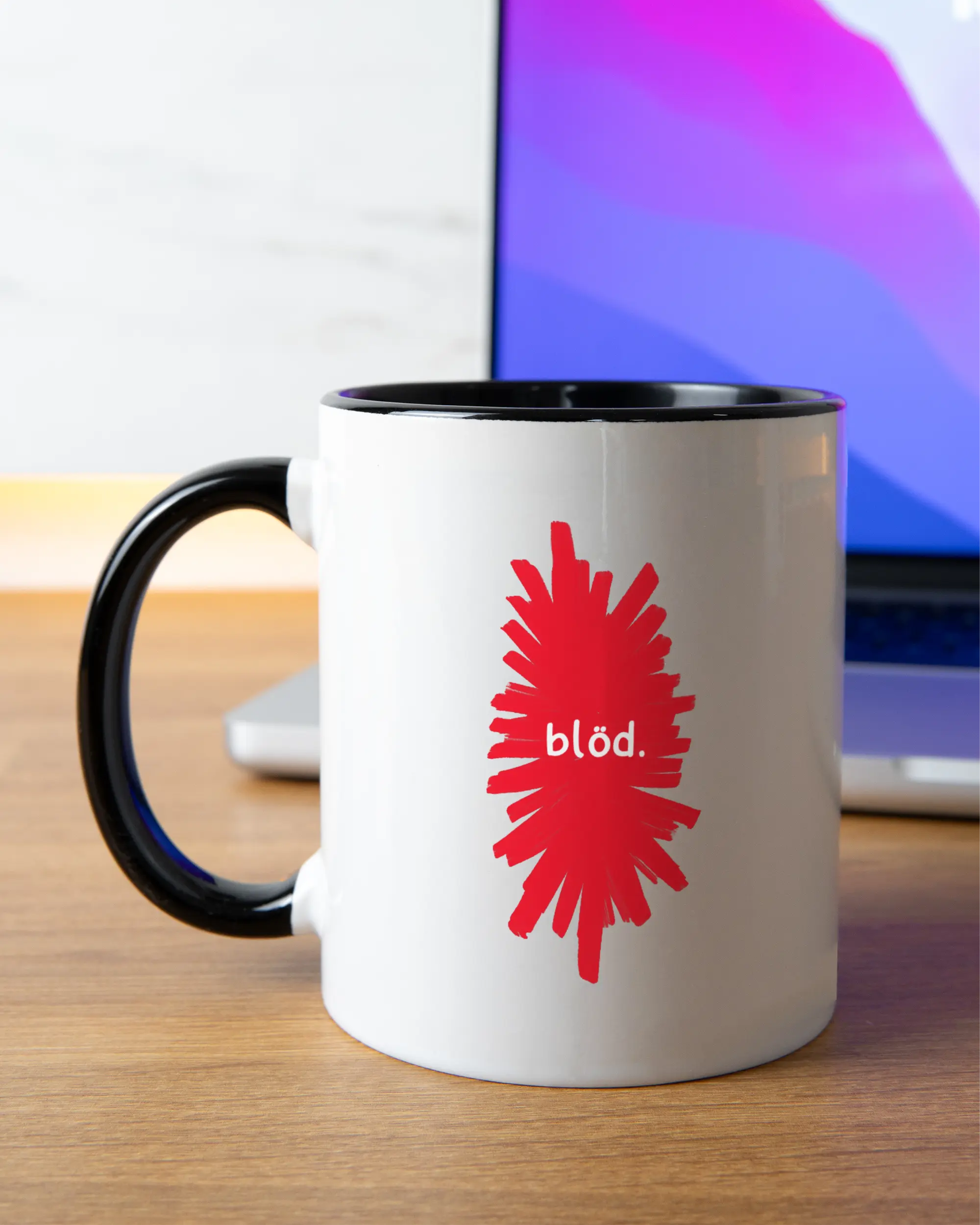 Homeoffice Aufnahme der beidseitig bedruckten Keramik Tasse von Maondo mit dem Design Blöd in der Farbe Schwarz-Weiß