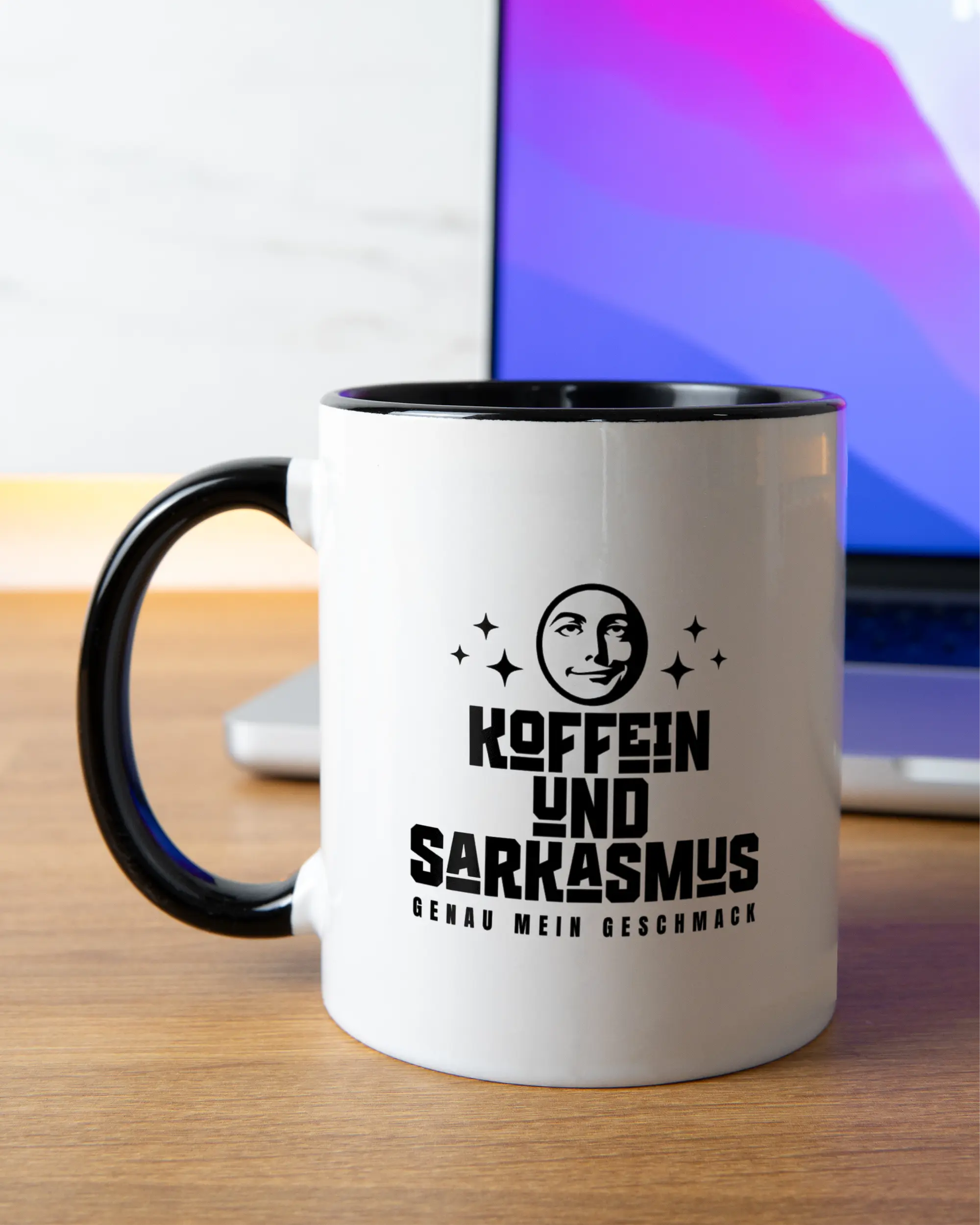 Homeoffice Aufnahme der beidseitig bedruckten Keramik Tasse von Maondo mit dem Design Koffein & Sarkasmus in der Farbe Schwarz-Weiß