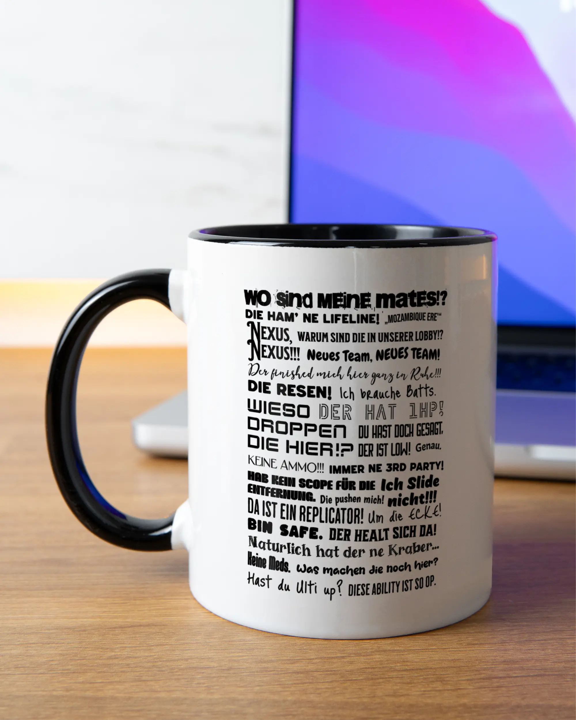 Homeoffice Aufnahme der beidseitig bedruckten Keramik Tasse von Maondo mit dem Design Apex Storytime in der Farbe Schwarz-Weiß