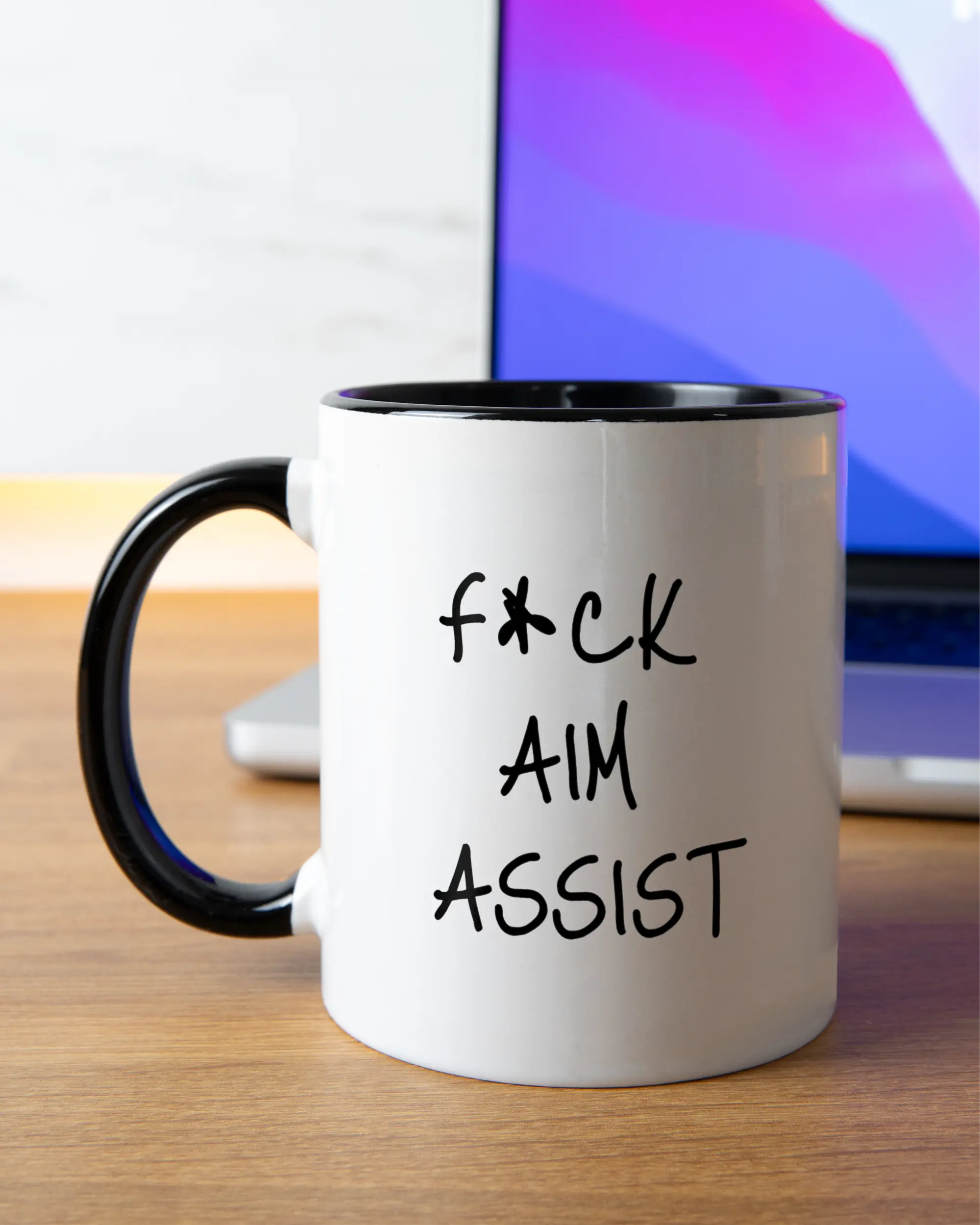 Homeoffice Aufnahme der beidseitig bedruckten Keramik Tasse von Maondo mit dem Design F Aim Assist in der Farbe Schwarz-Weiß
