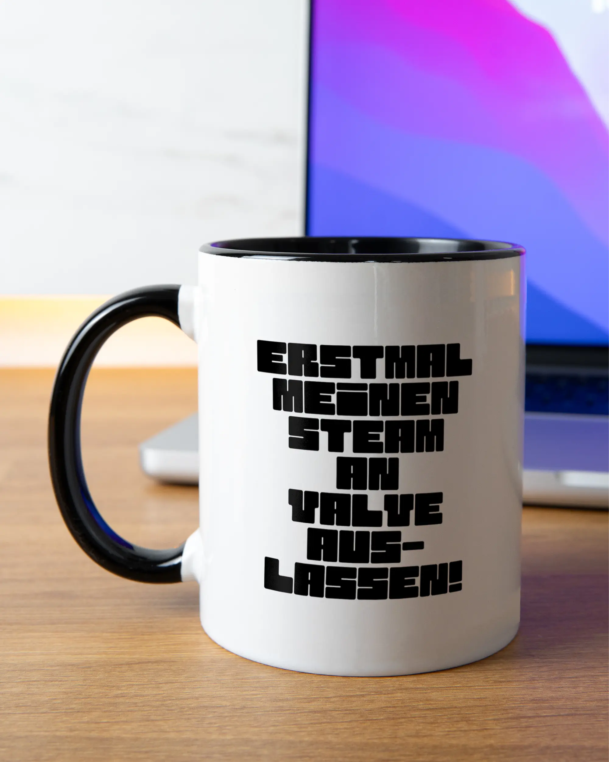 Homeoffice Aufnahme der beidseitig bedruckten Keramik Tasse von Maondo mit dem Design Lass es raus in der Farbe Schwarz-Weiß
