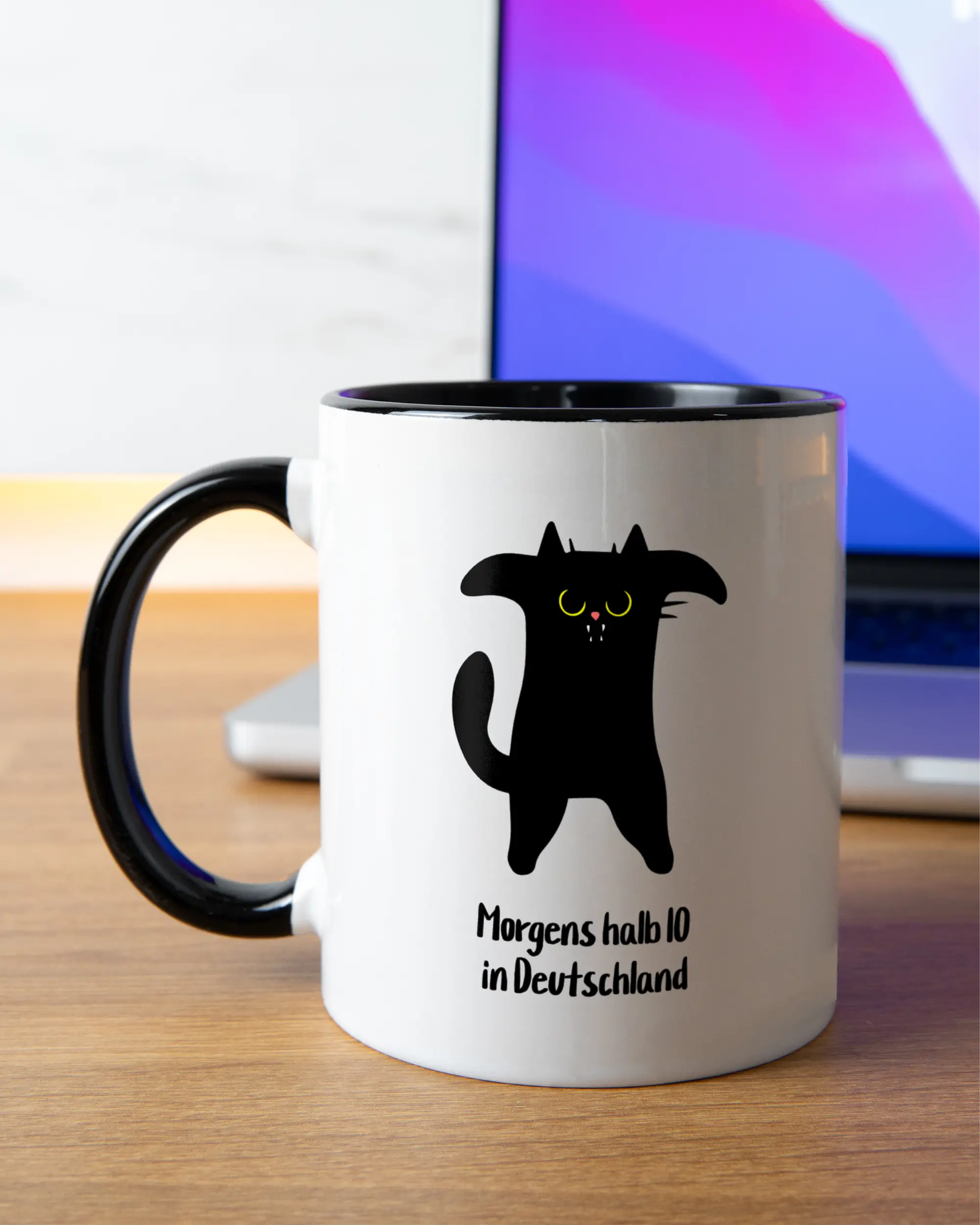 Homeoffice Aufnahme der beidseitig bedruckten Keramik Tasse von Maondo mit dem Design Guten Morgen in der Farbe Schwarz-Weiß