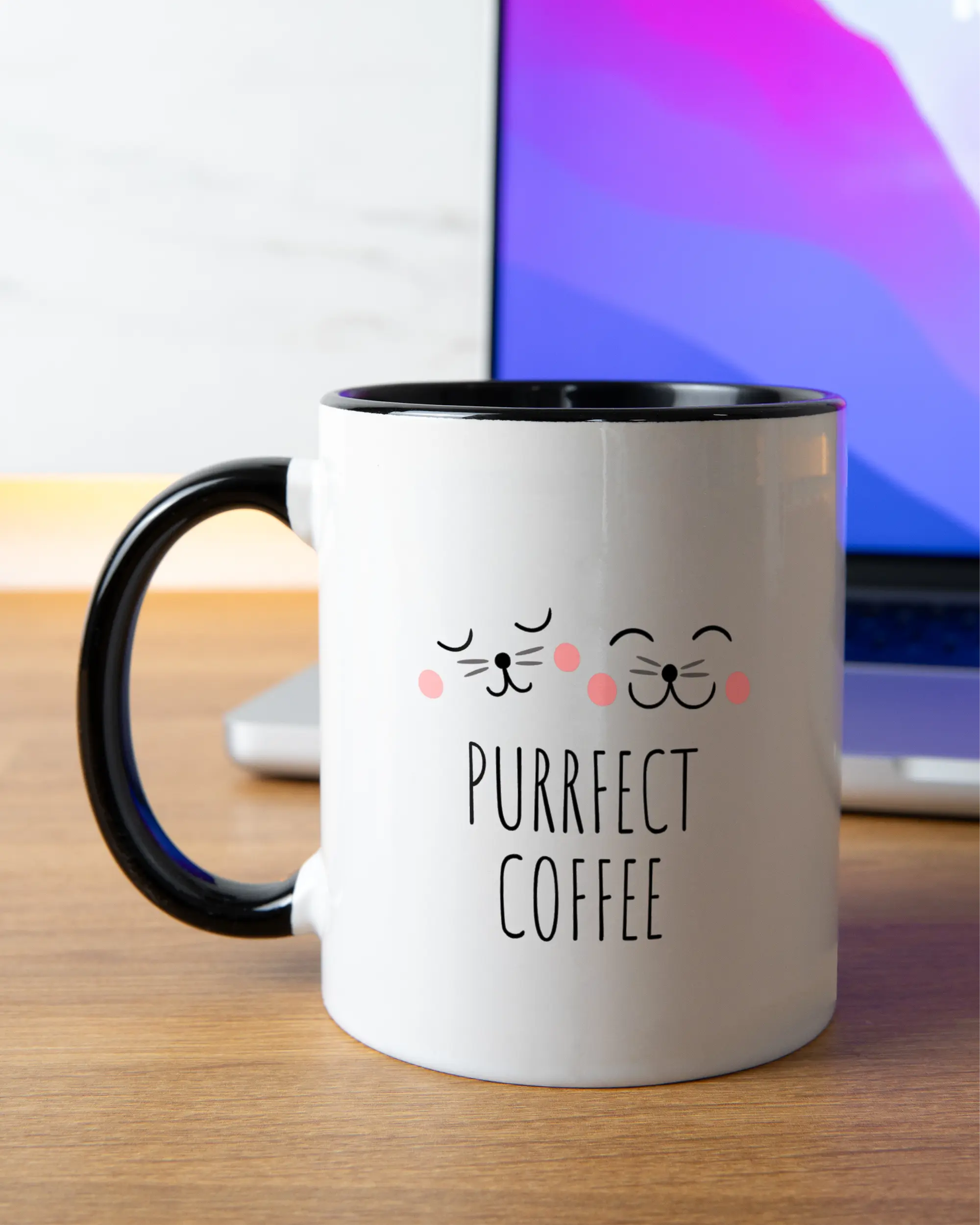 Homeoffice Aufnahme der beidseitig bedruckten Keramik Tasse von Maondo mit dem Design Purrfect Coffee in der Farbe Schwarz-Weiß