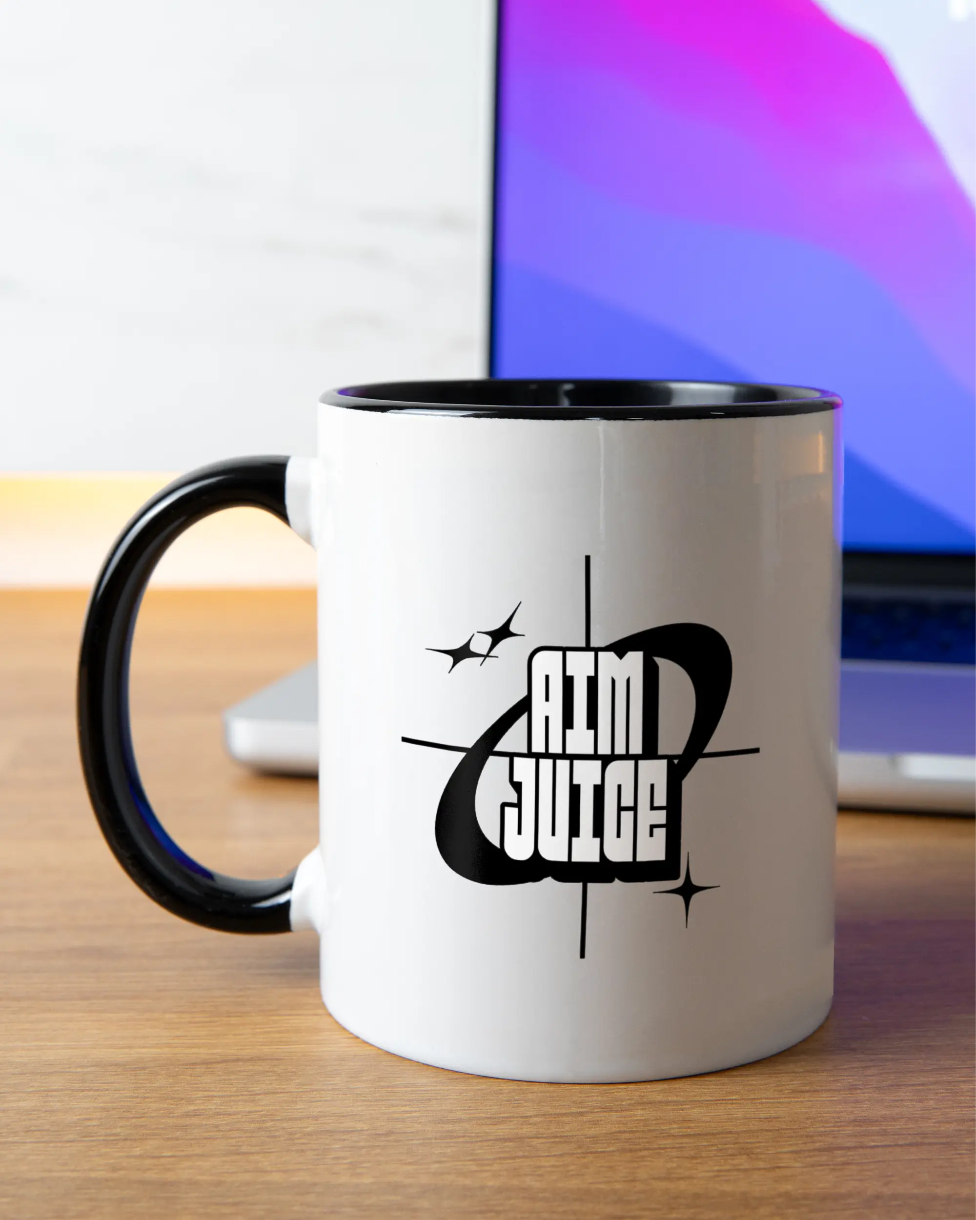 Homeoffice Aufnahme der beidseitig bedruckten Keramik Tasse von Maondo mit dem Design Aim Juice in der Farbe Schwarz-Weiß