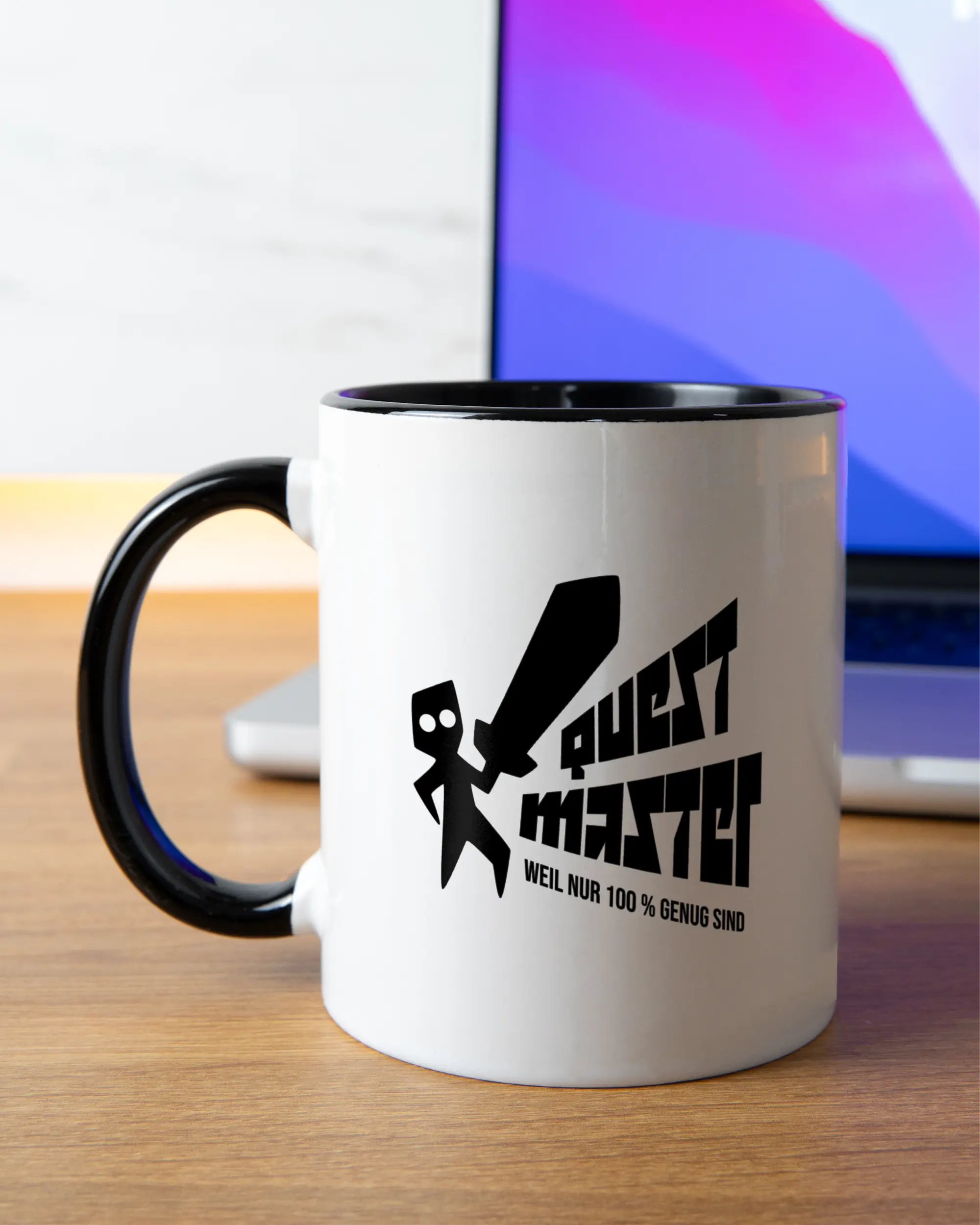 Homeoffice Aufnahme der beidseitig bedruckten Keramik Tasse von Maondo mit dem Design Quest Master in der Farbe Schwarz-Weiß