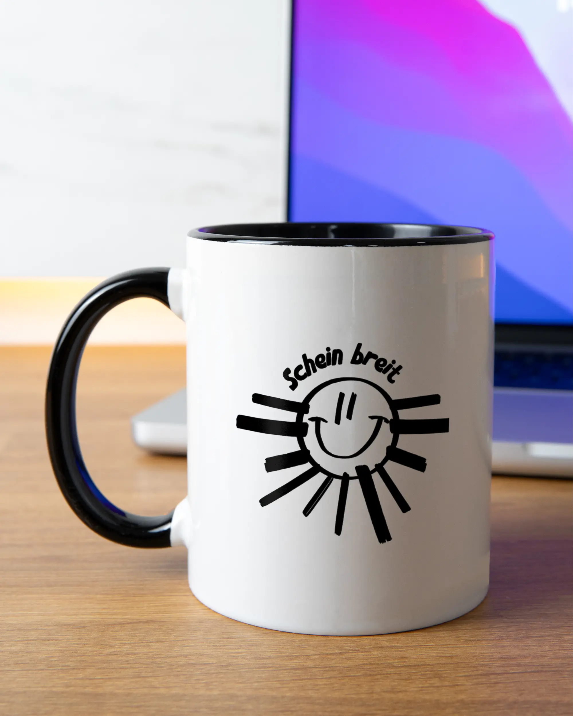 Homeoffice Aufnahme der beidseitig bedruckten Keramik Tasse von Maondo mit dem Design Schein Breit in der Farbe Schwarz-Weiß