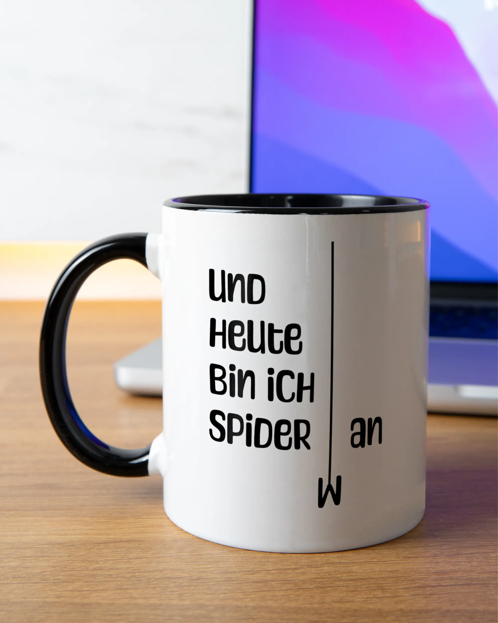 Homeoffice Aufnahme der beidseitig bedruckten Keramik Tasse von Maondo mit dem Design Abhängen in der Farbe Schwarz-Weiß